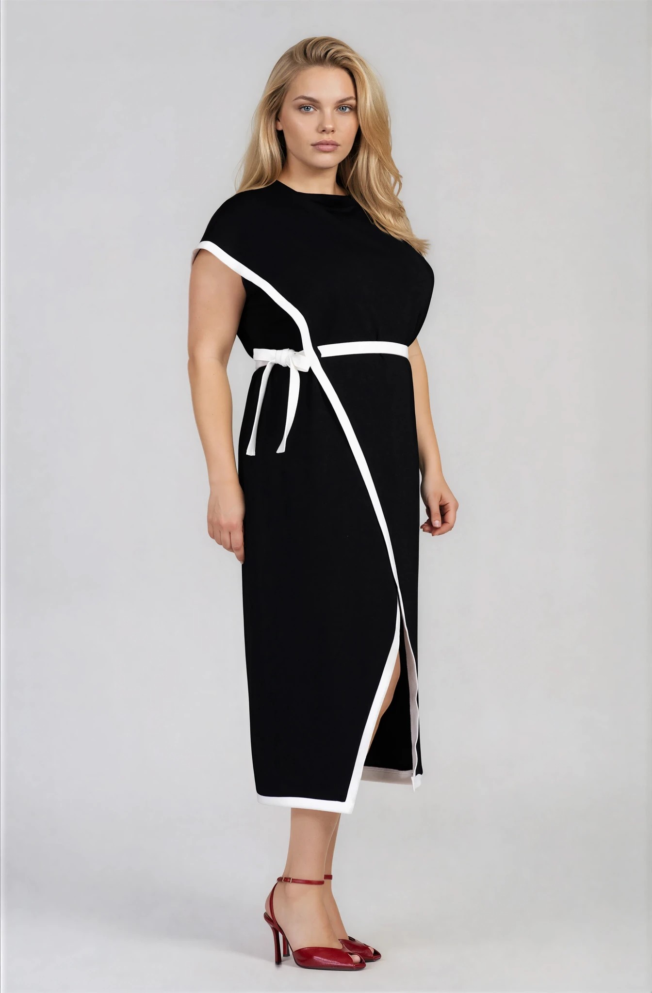 МАКСИ елегантна рокля в черно с бели кантове и връзка