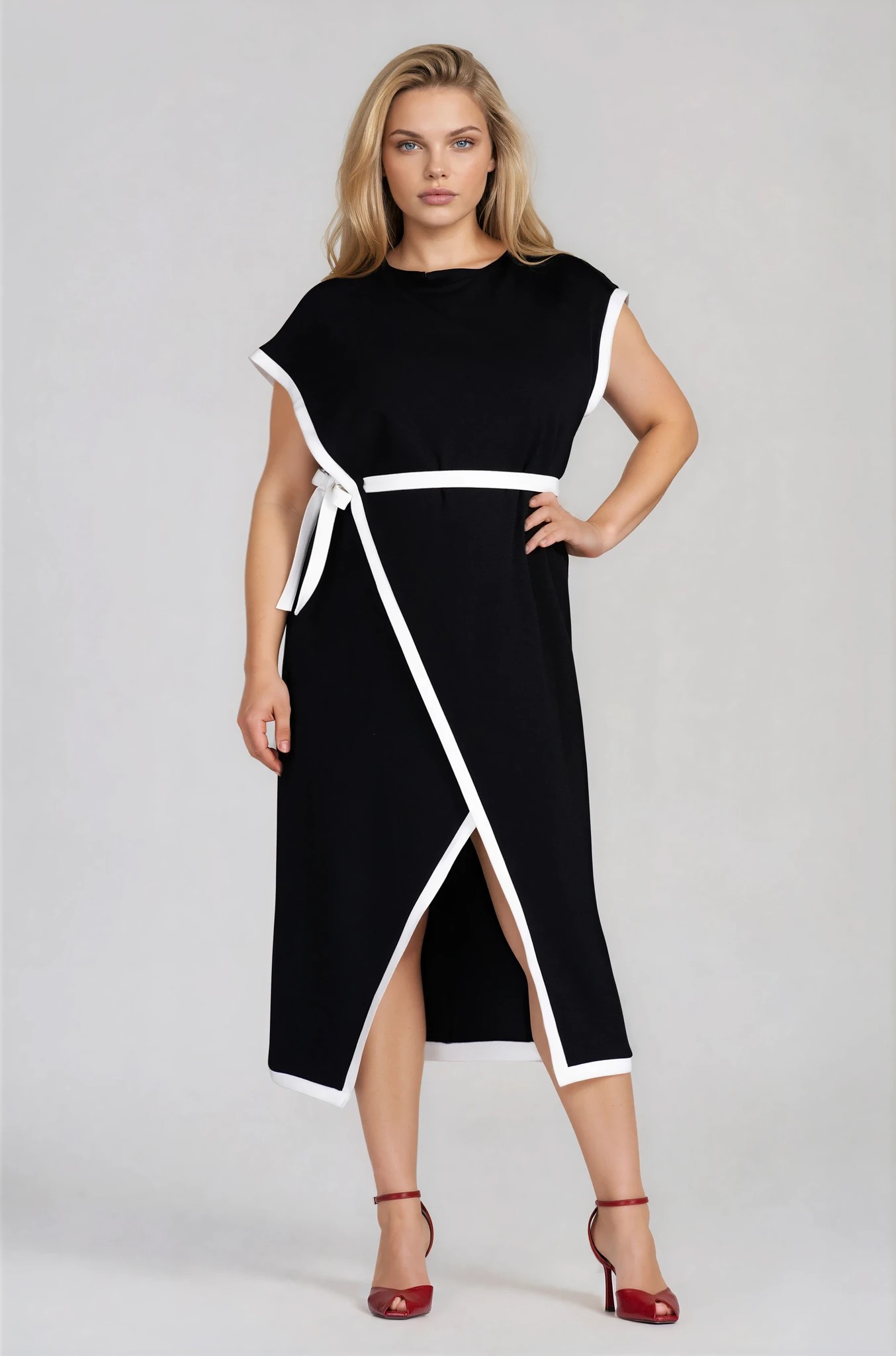 МАКСИ елегантна рокля в черно с бели кантове и връзка
