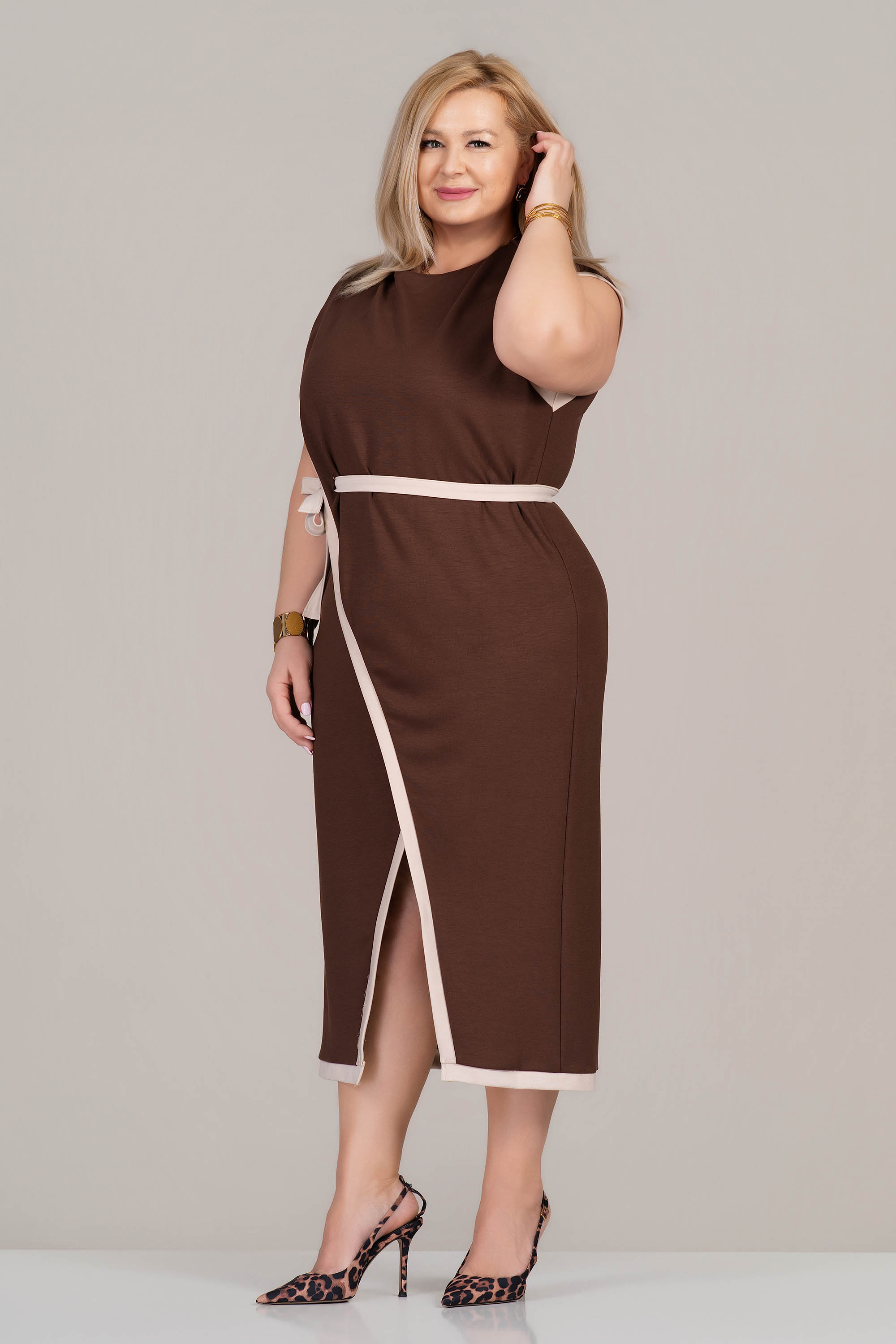 МАКСИ елегантна рокля в кафяво с бели кантове и връзка