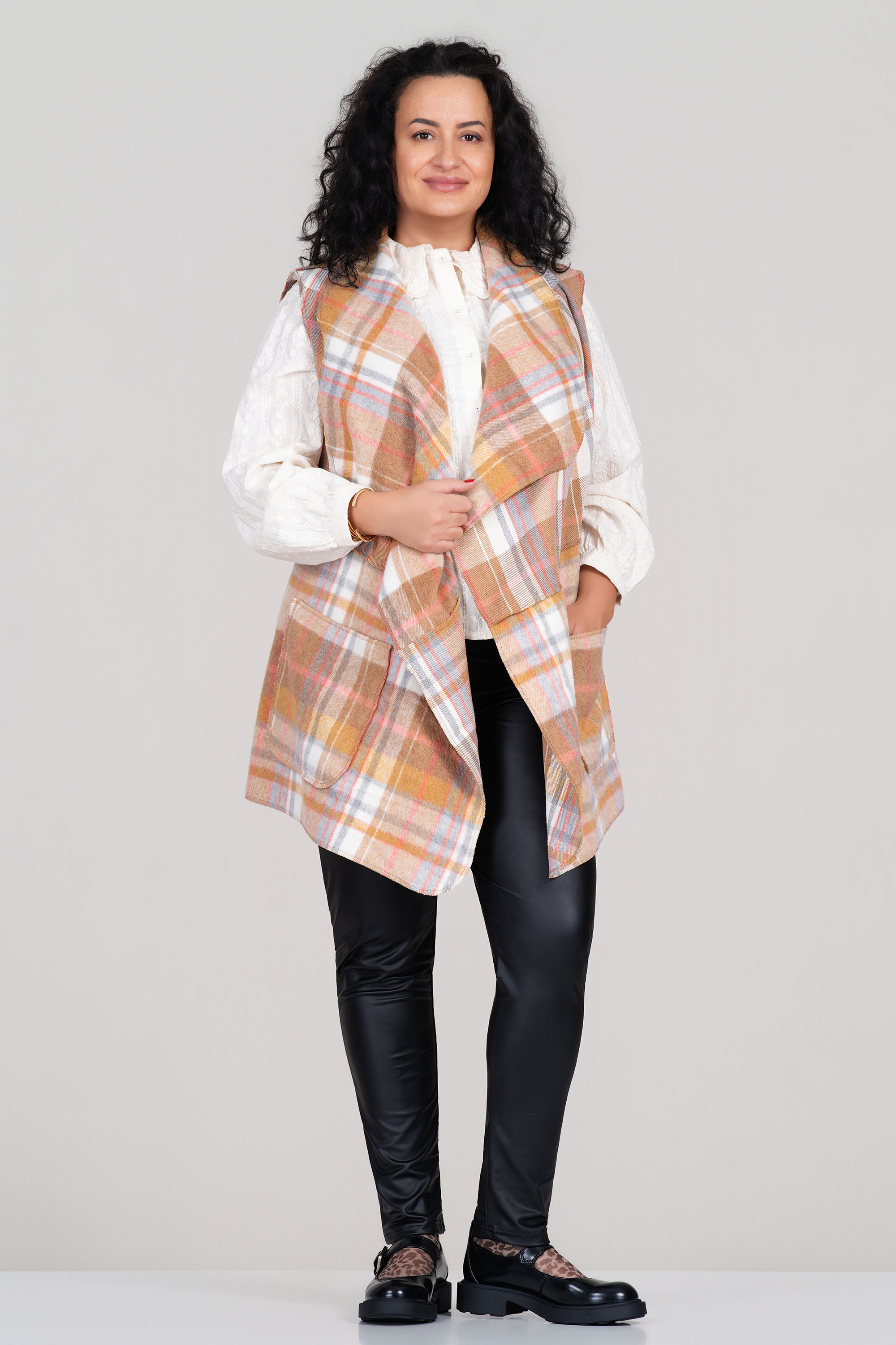 МАКСИ елек от меко плетиво с принт каре в розово, жълто и бежово