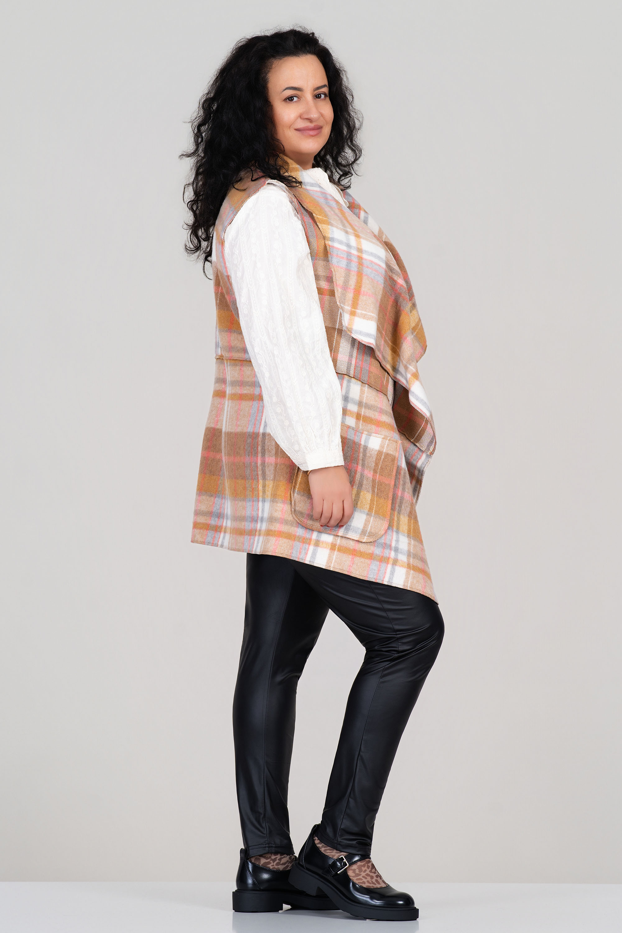 МАКСИ елек от меко плетиво с принт каре в розово, жълто и бежово