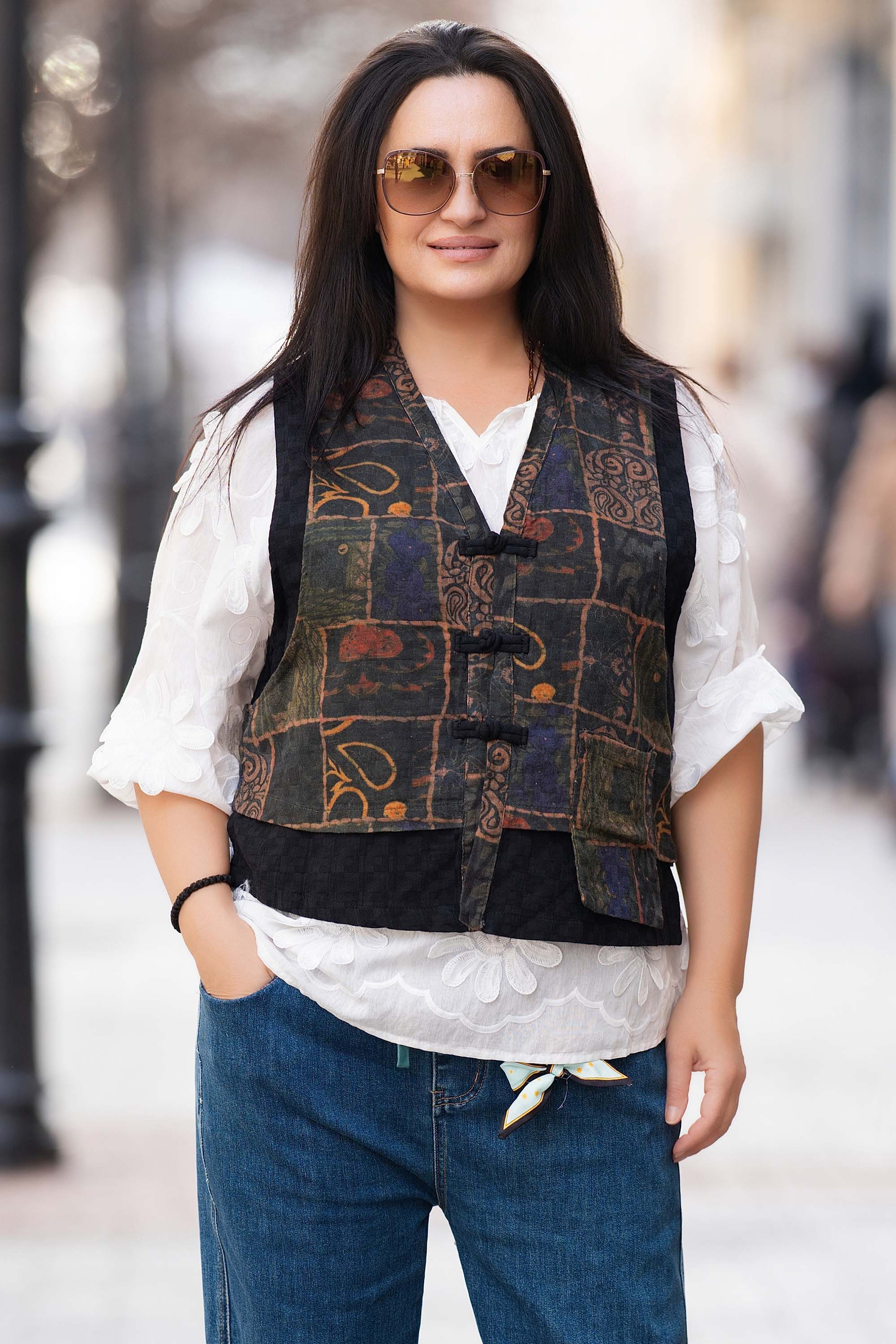 Макси елек с етно принт в черно и зелено и копчета тип възли