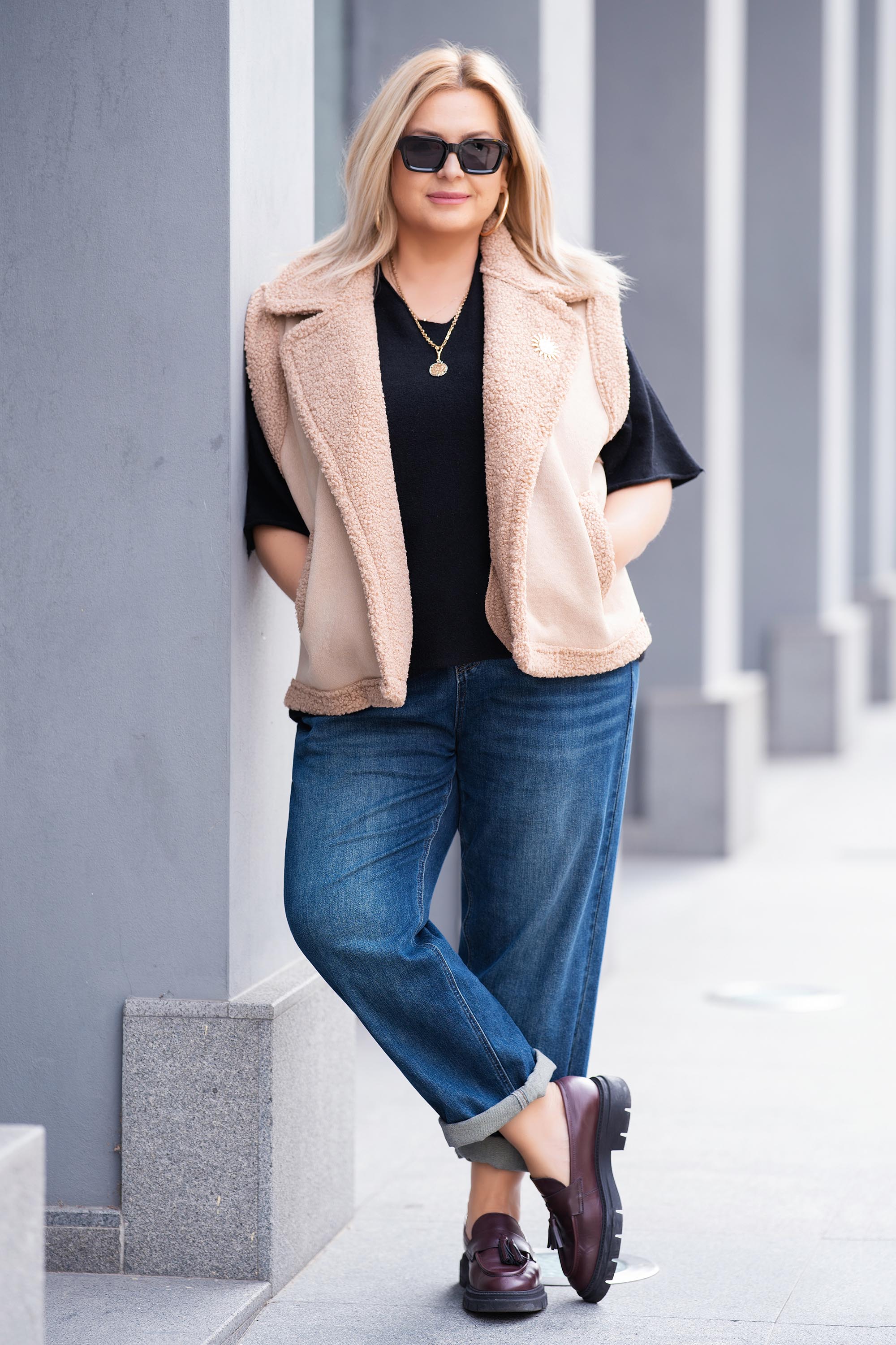 Макси елек с каракул в кафяво с декоративна брошка