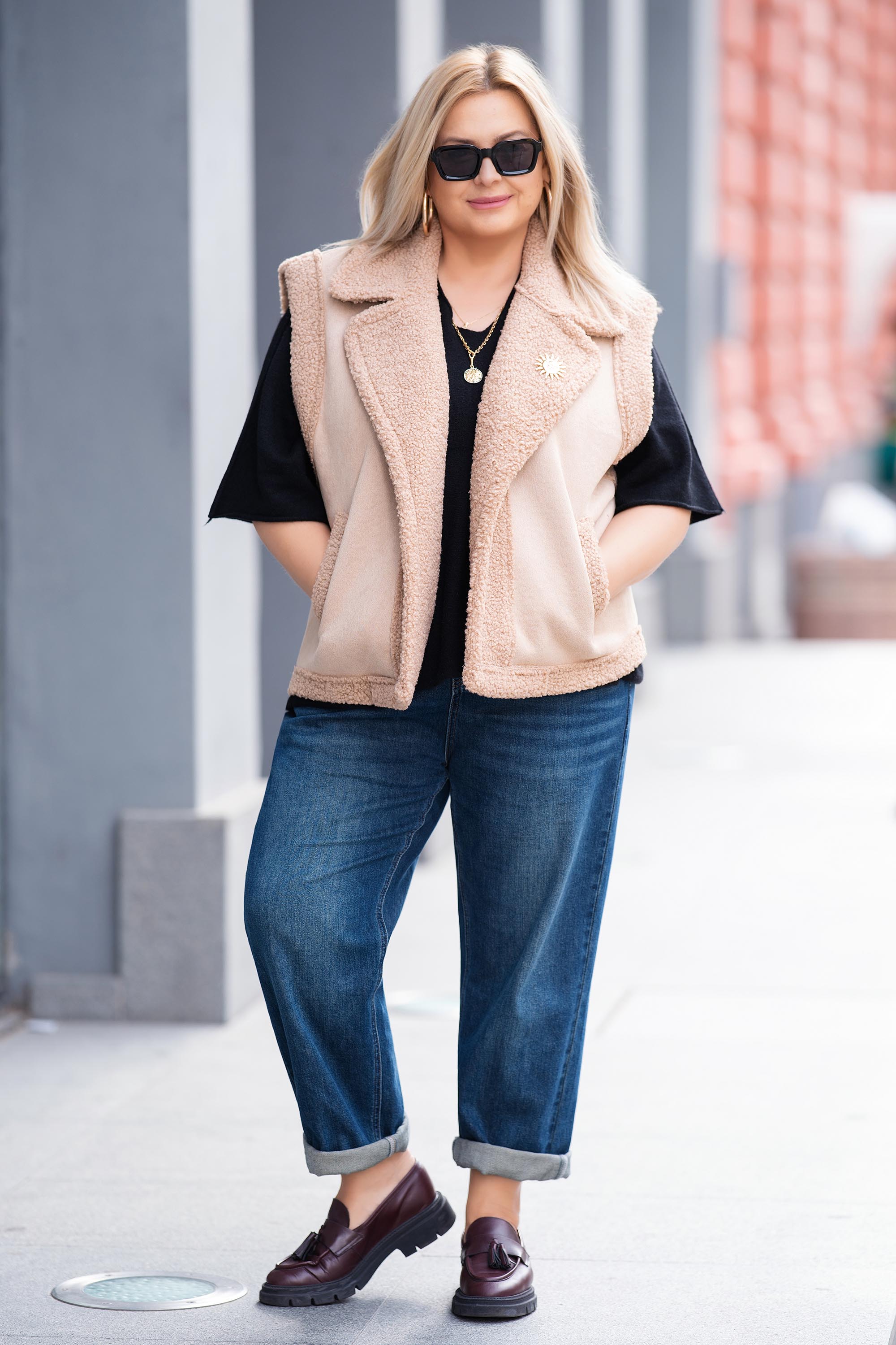 Макси елек с каракул в кафяво с декоративна брошка