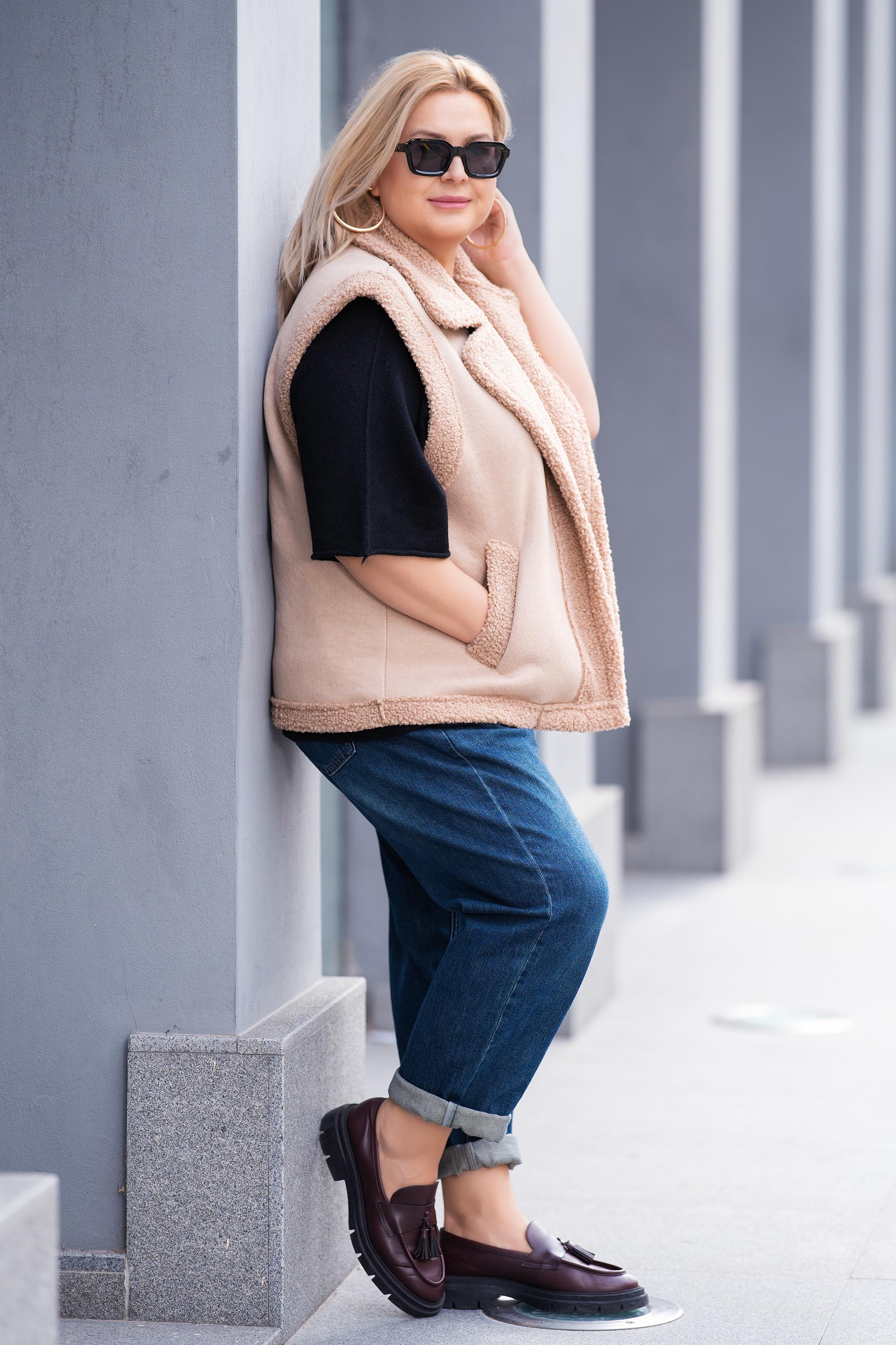 Макси елек с каракул в кафяво с декоративна брошка