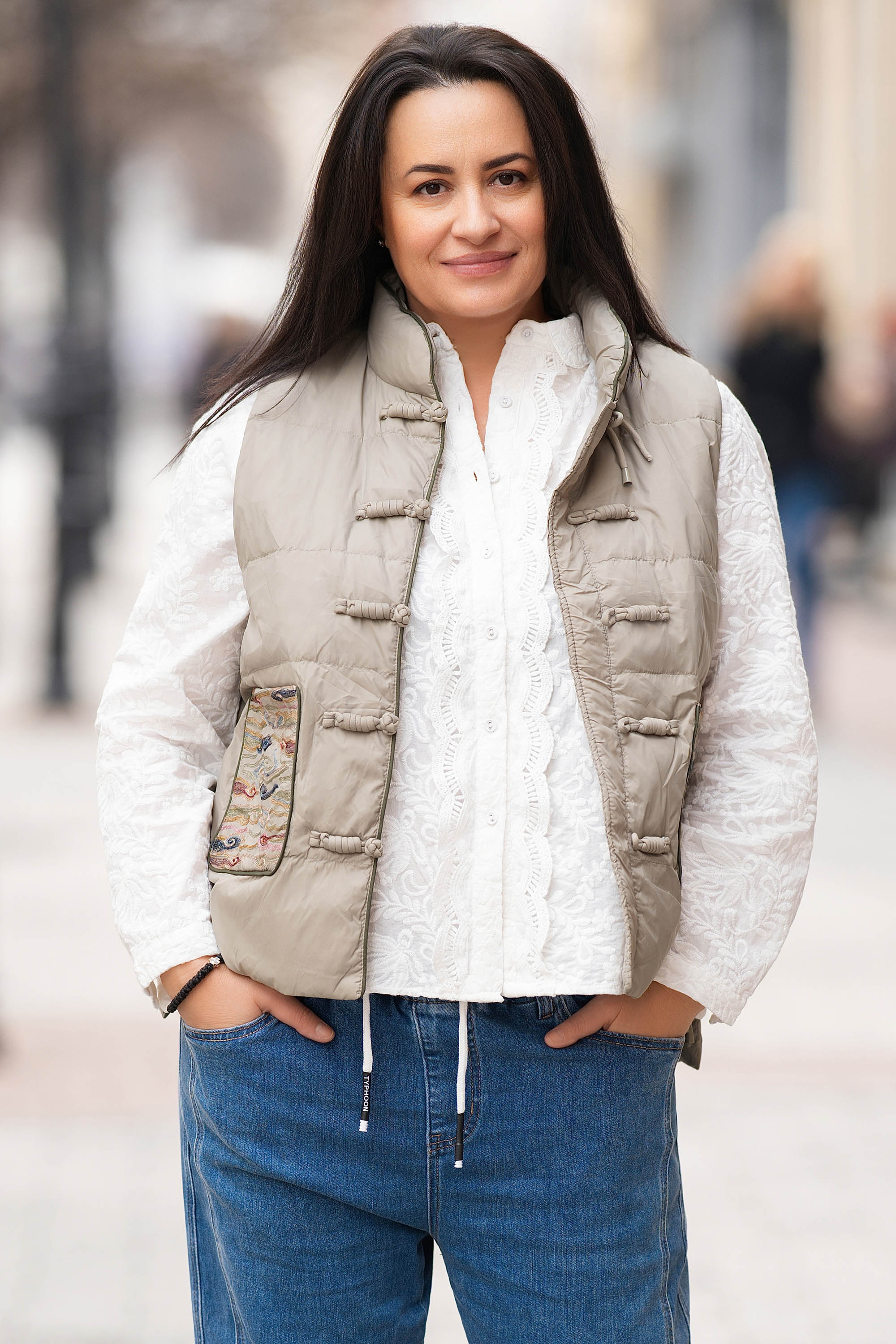 МАКСИ елек в бледо зелено с бродерия по джобовете