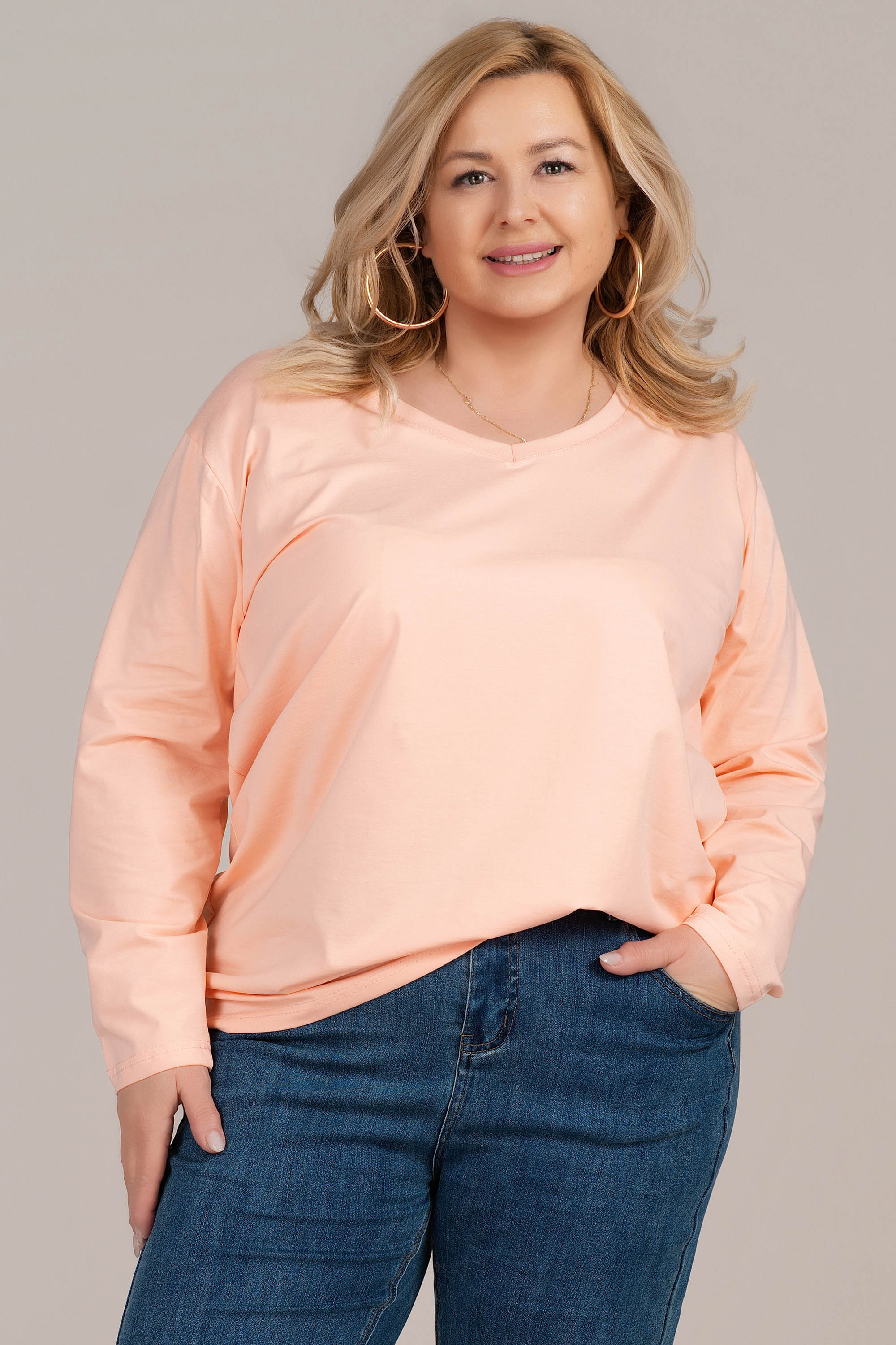 МАКСИ изчистена памучна блуза в светлорозово с остро деколте