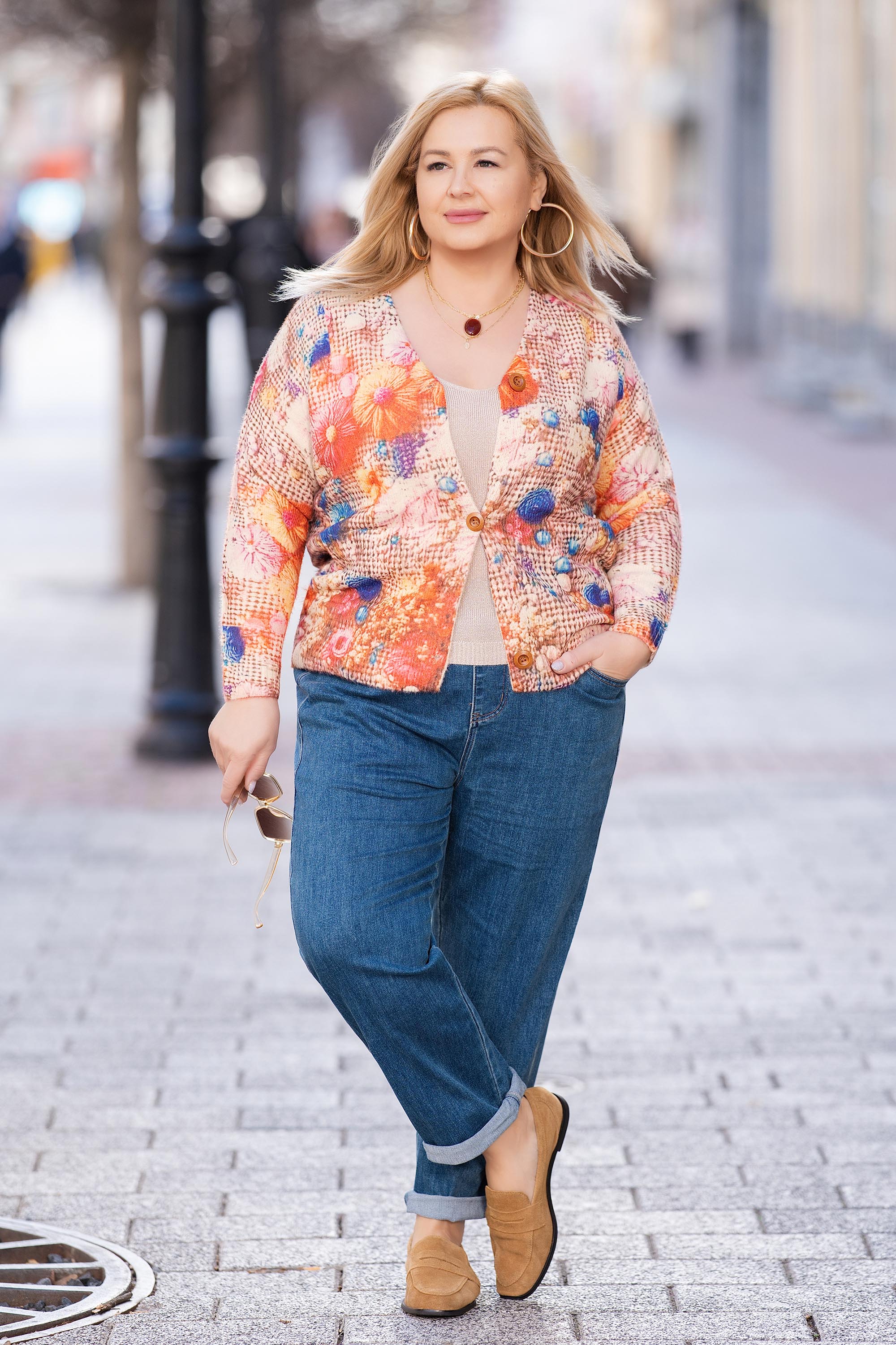 МАКСИ жилетка от фино плетиво с флорален принт в топли тонове