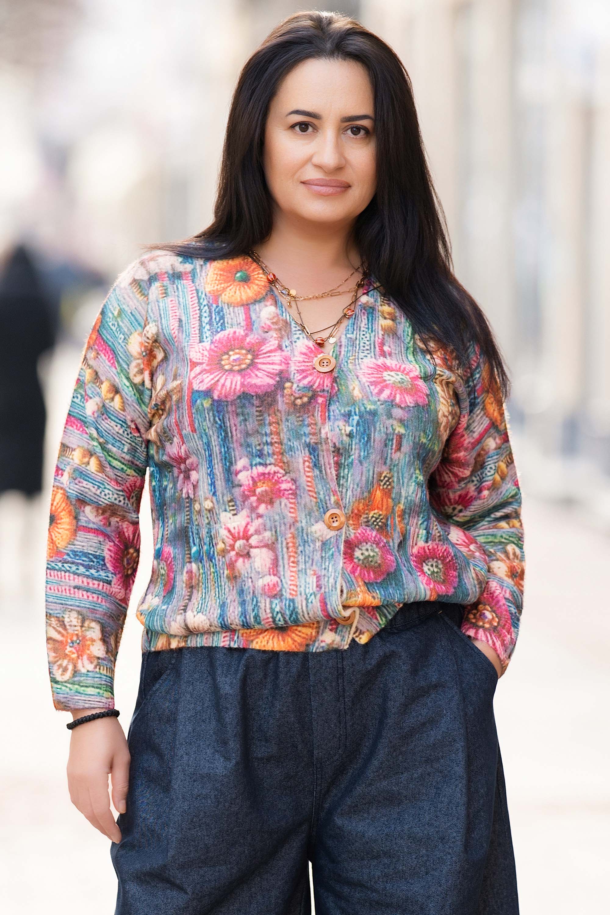 МАКСИ жилетка от фино плетиво с принт цветя на син фон