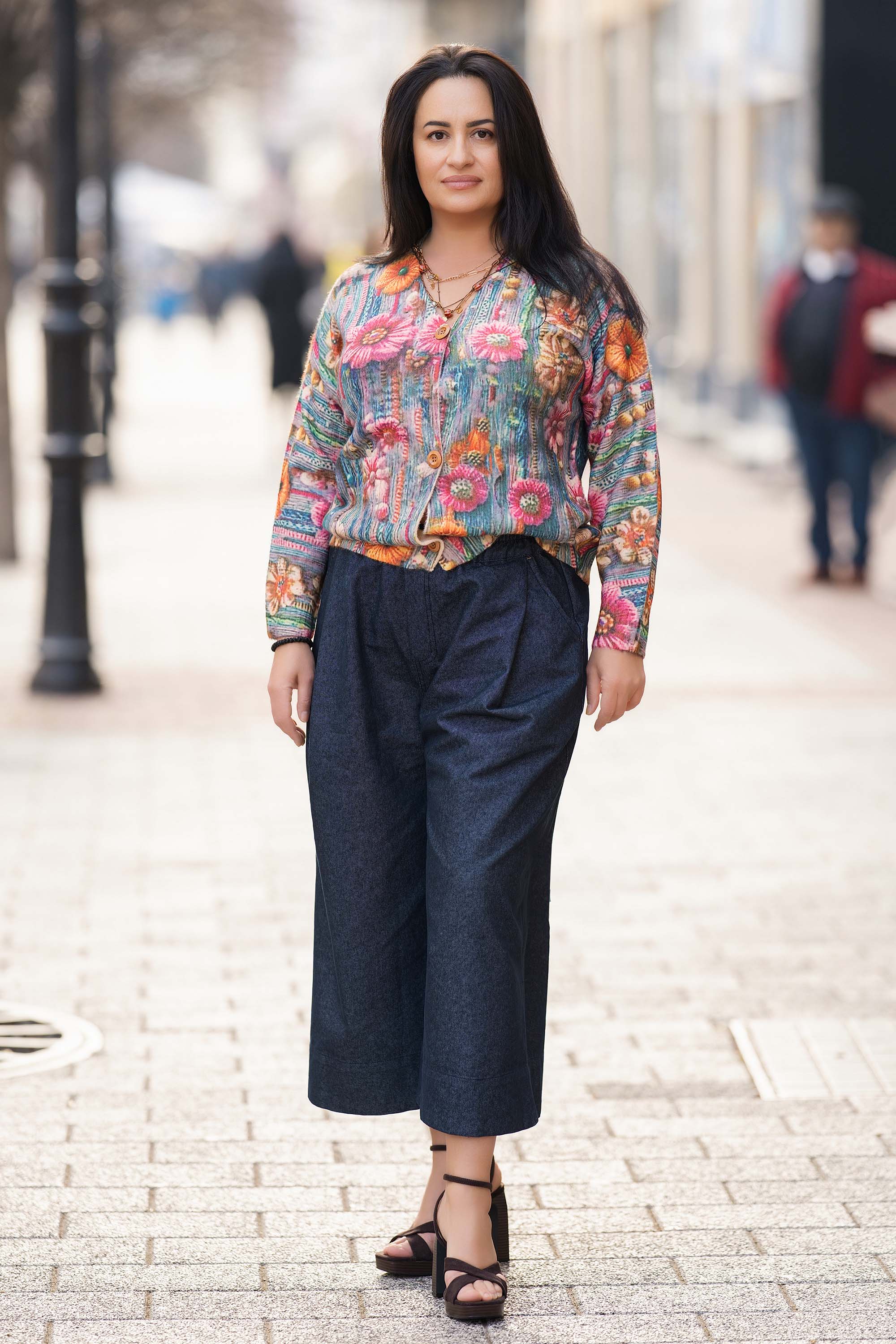 МАКСИ жилетка от фино плетиво с принт цветя на син фон