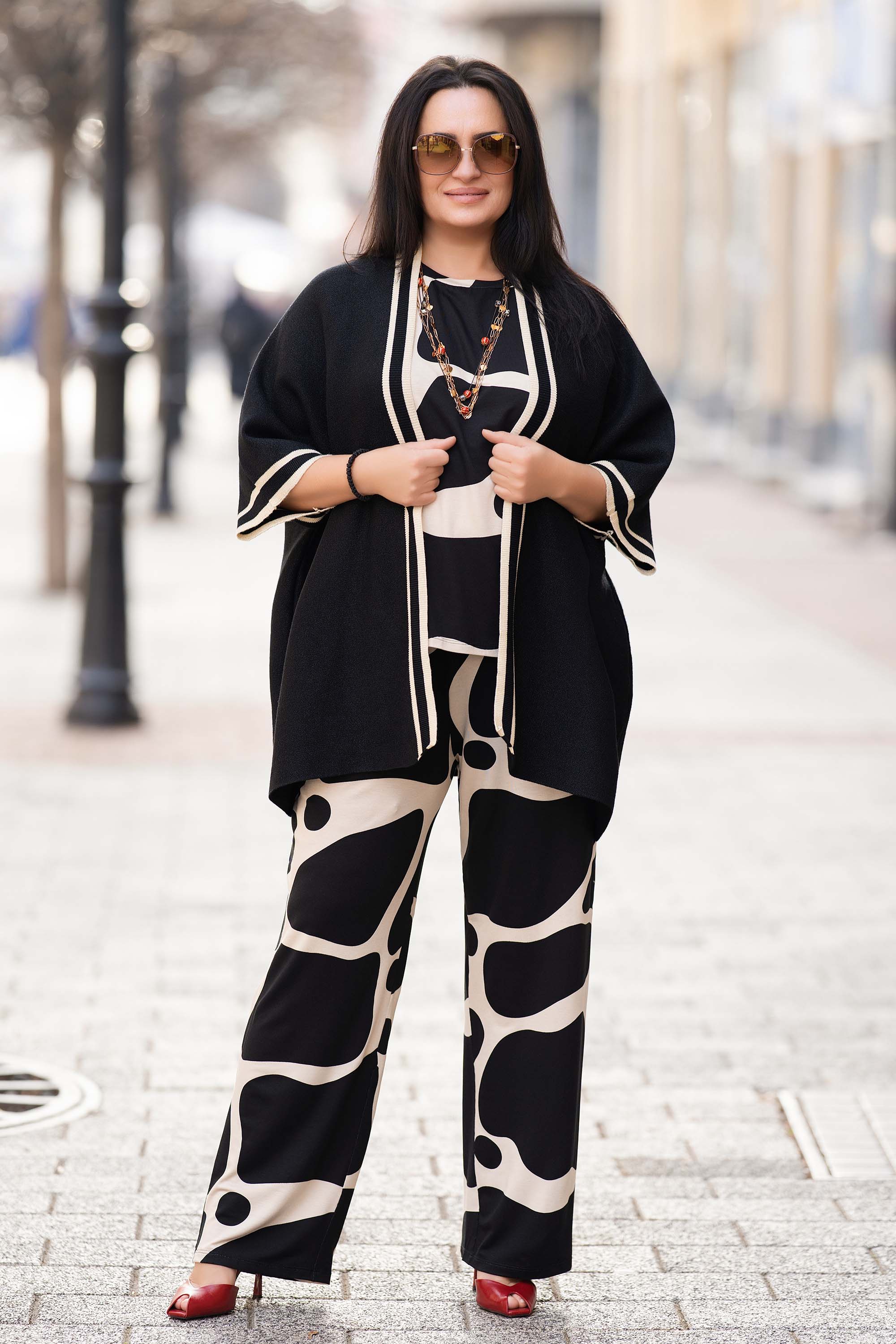 МАКСИ жилетка от фино плетиво в черно с нишка ламе и бежов кант