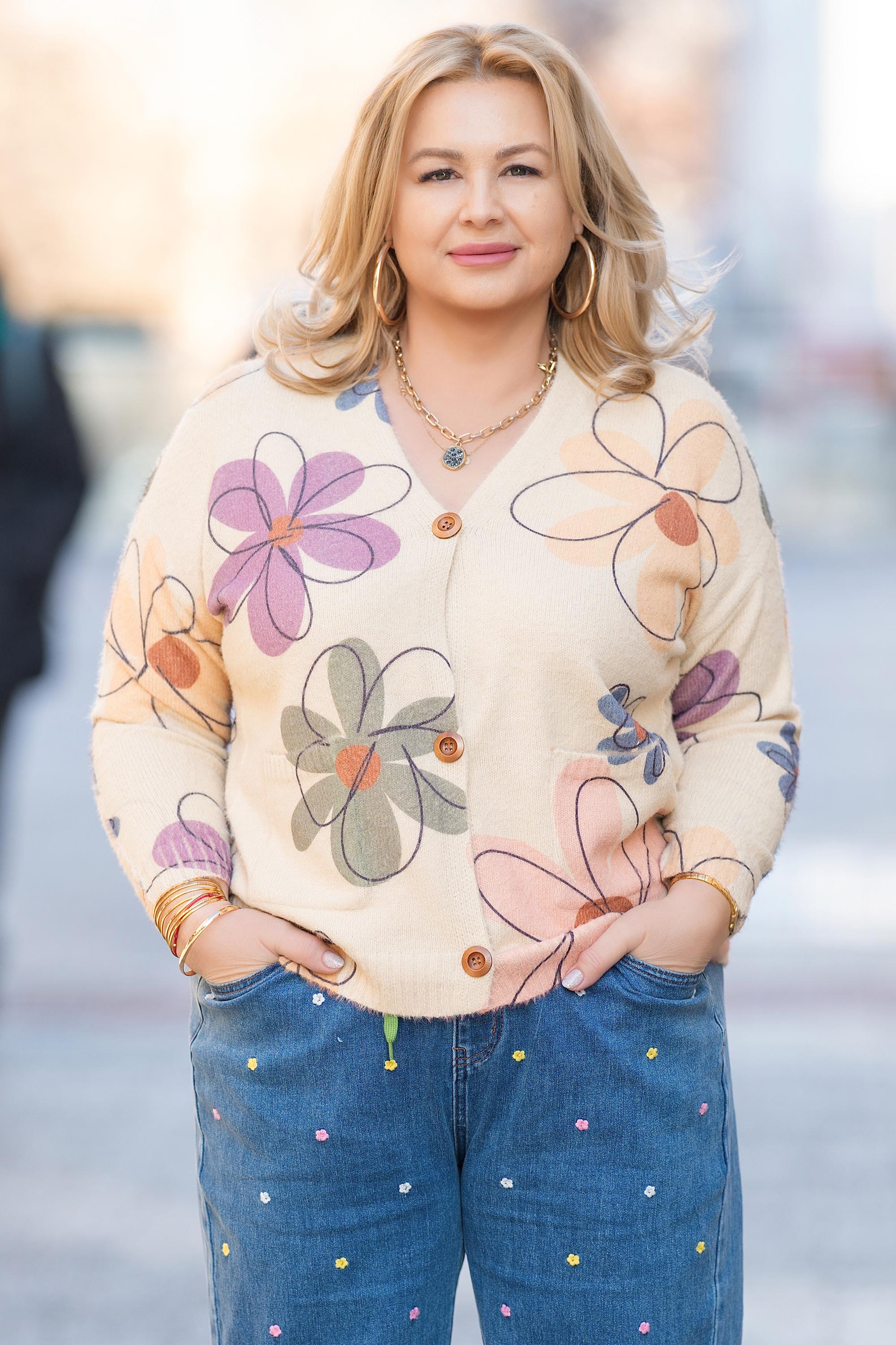 МАКСИ жилетка от меко плетиво в бежово с принт големи цветя