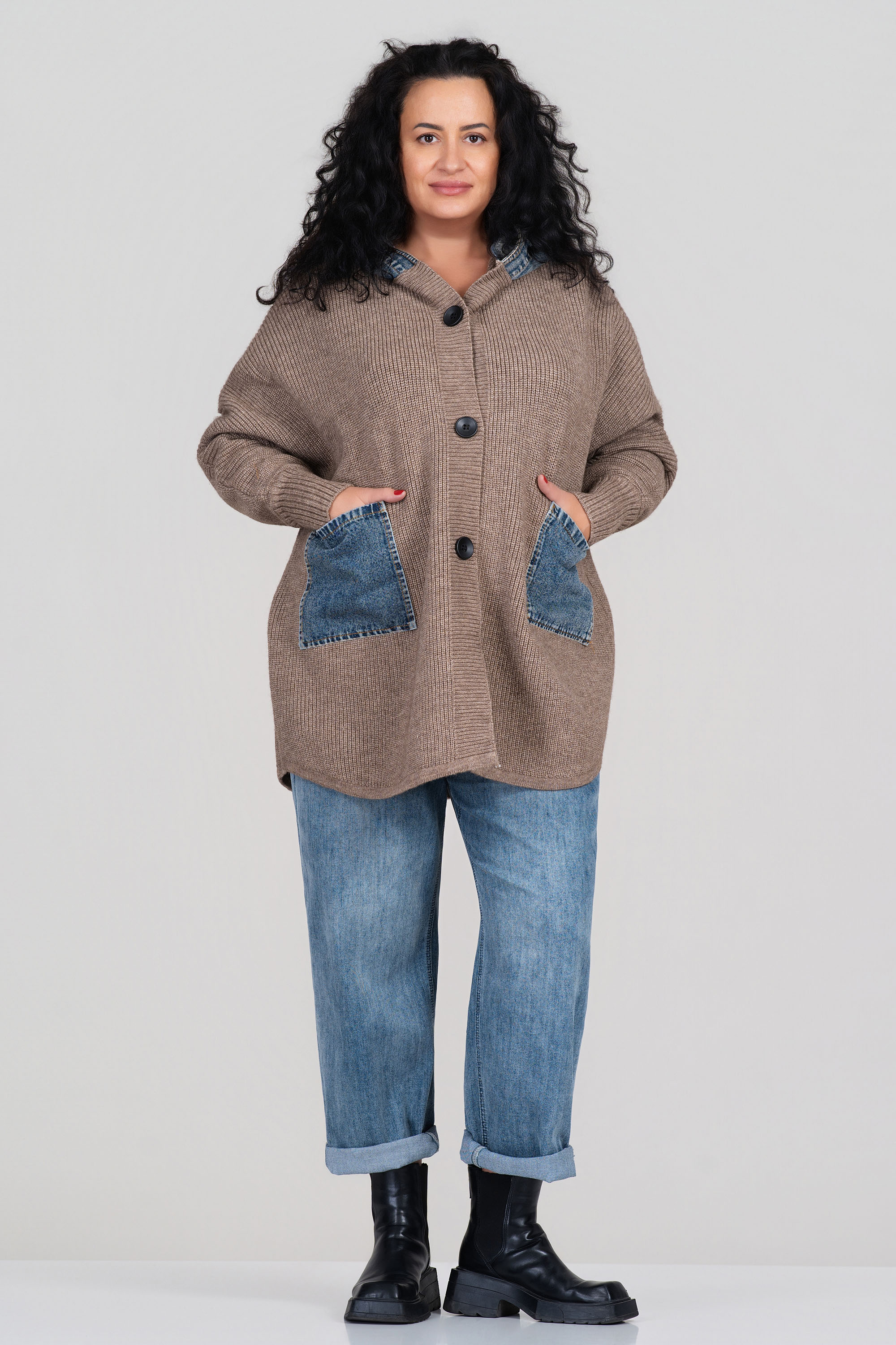 Макси жилетка от плетиво в бежово с дънкови джобове