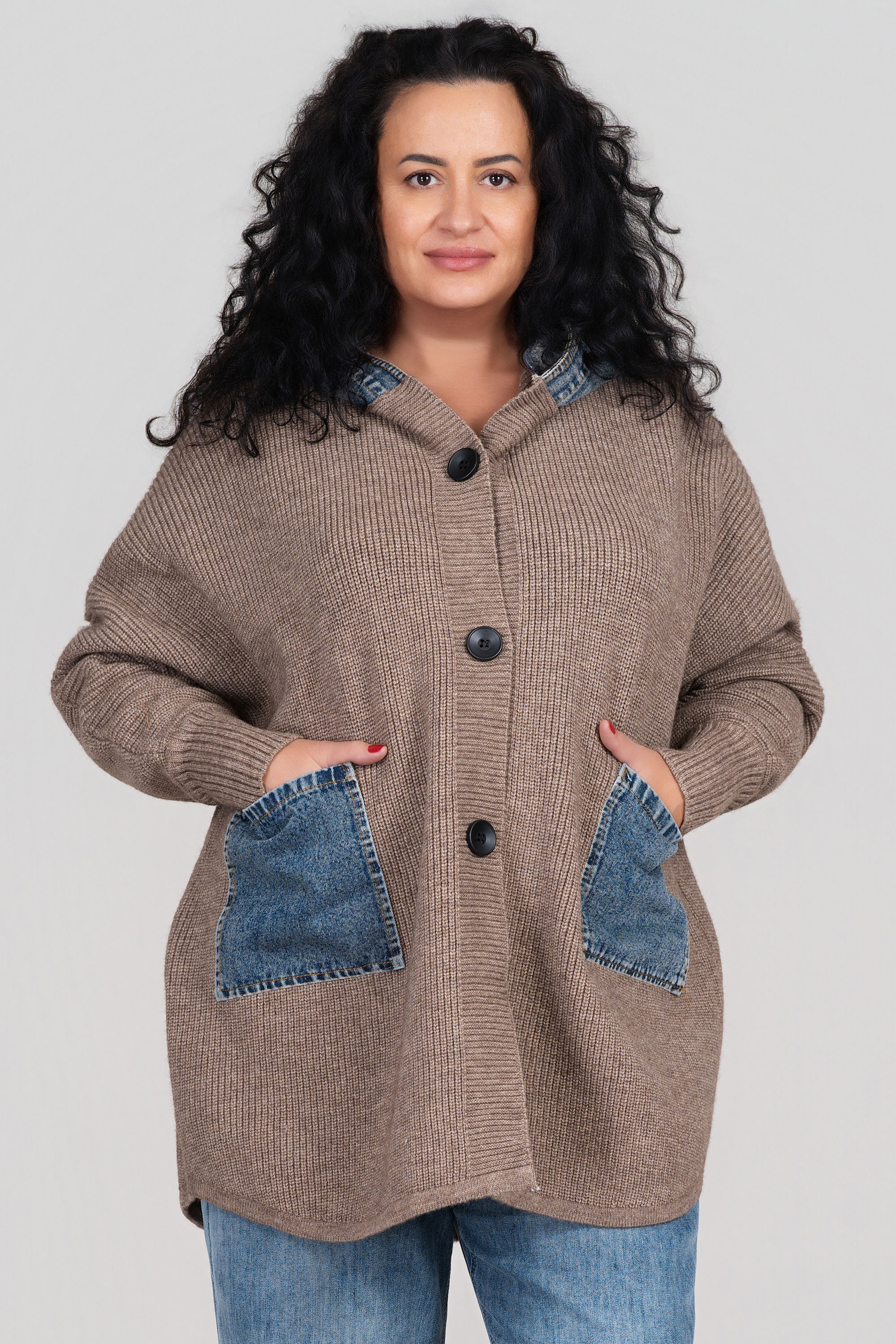 Макси жилетка от плетиво в бежово с дънкови джобове