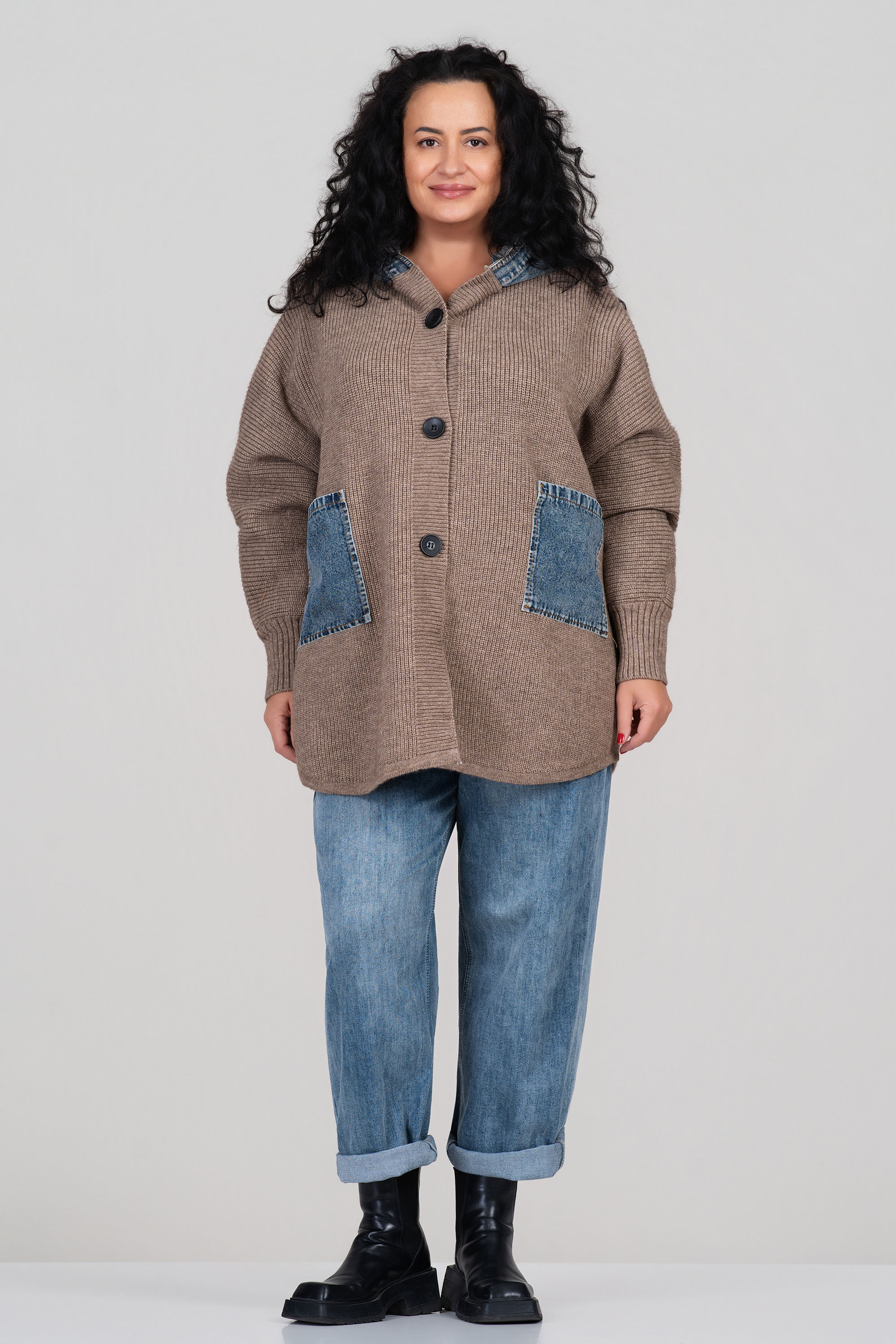 Макси жилетка от плетиво в бежово с дънкови джобове