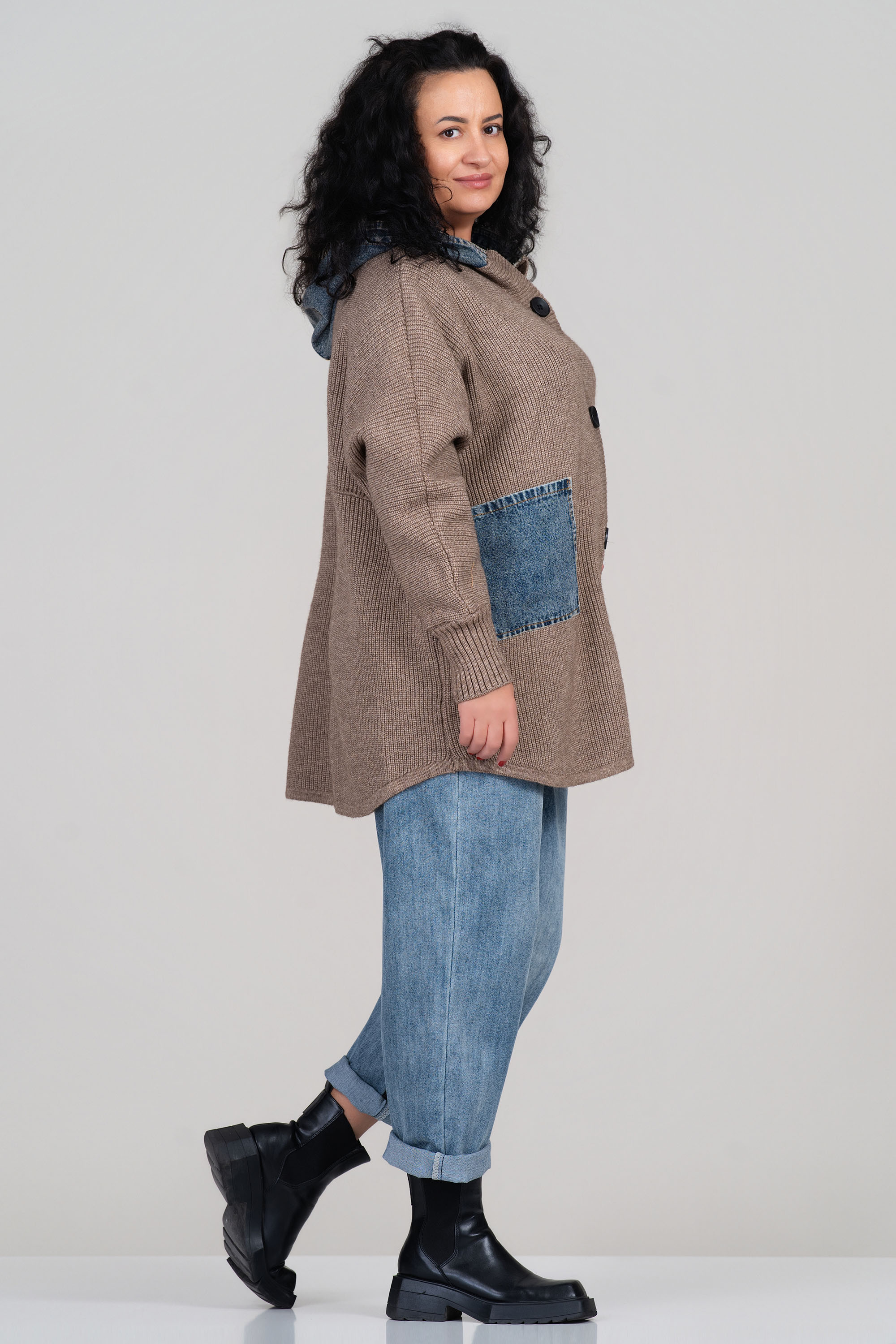 Макси жилетка от плетиво в бежово с дънкови джобове