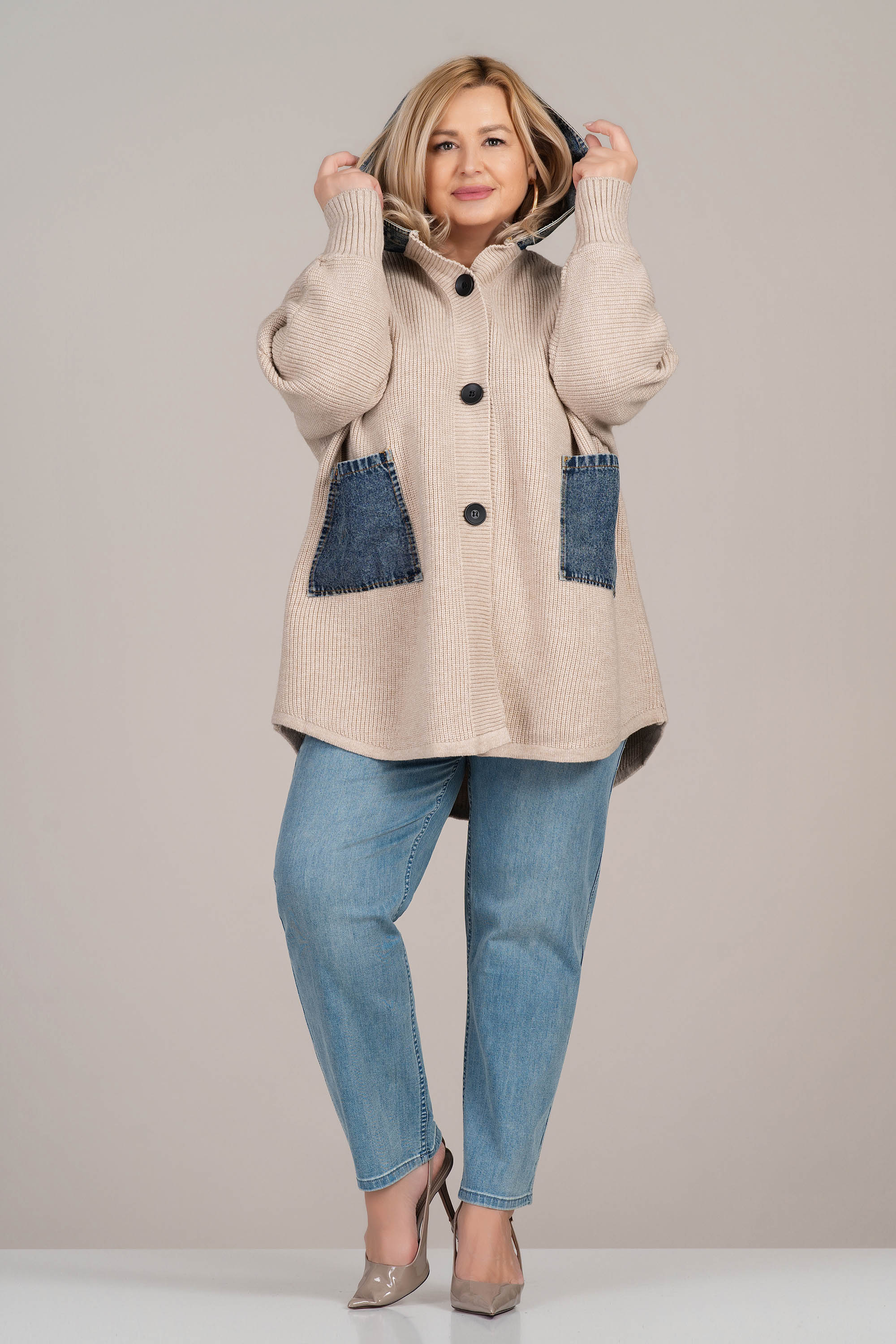 Макси жилетка от плетиво в светлобежово с дънкови джобове