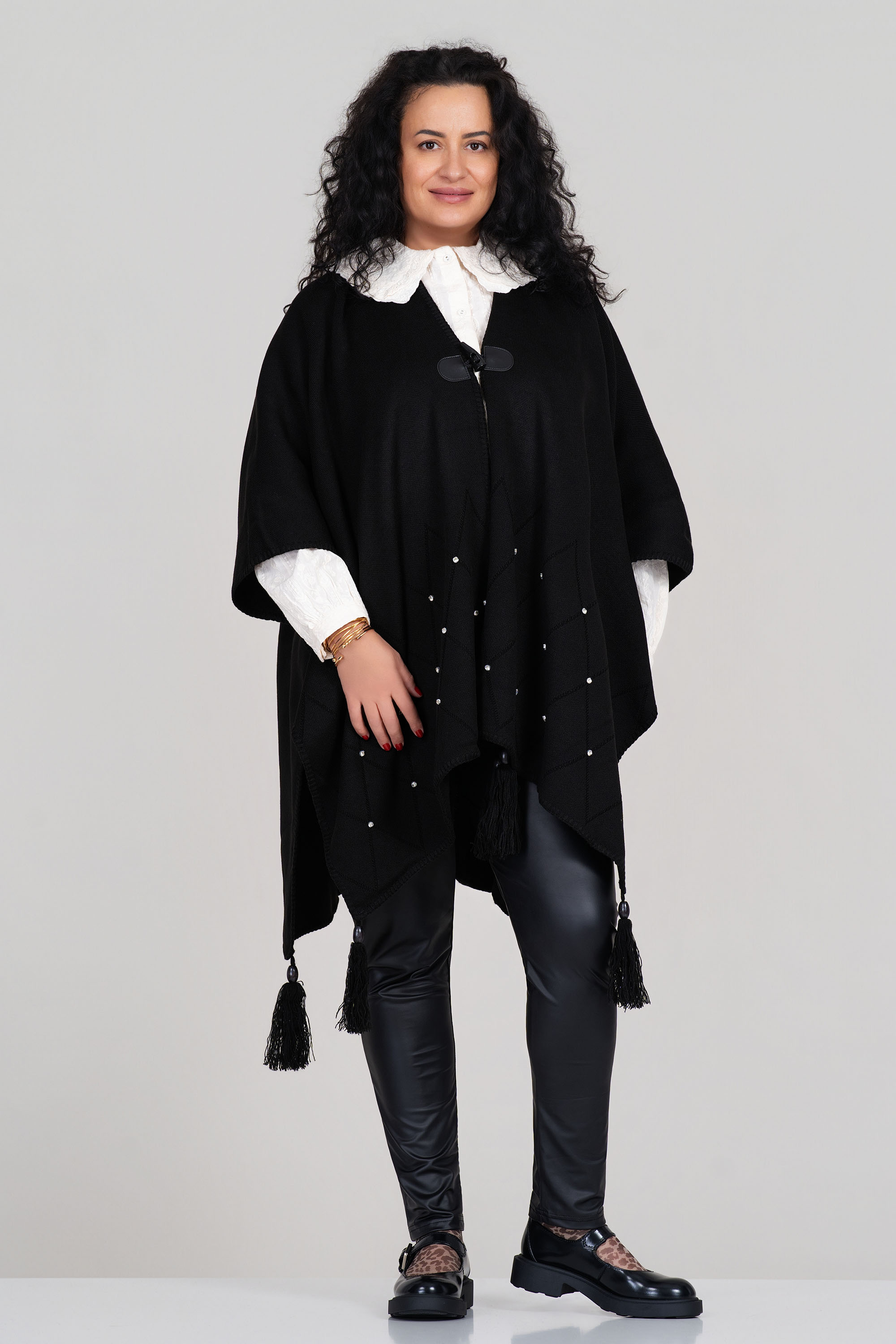 МАКСИ жилетка тип пончо в черно с декоративни камъни и пискюли