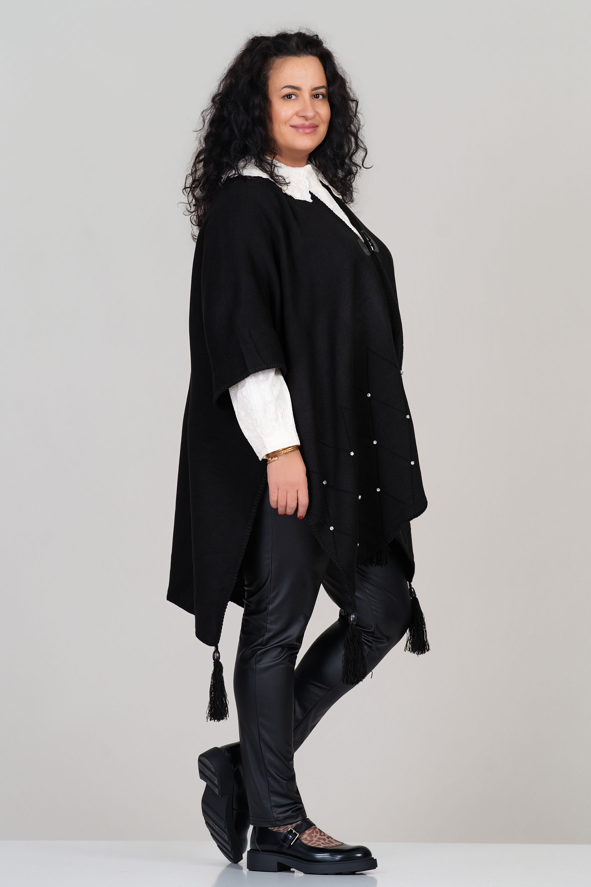 МАКСИ жилетка тип пончо в черно с декоративни камъни и пискюли