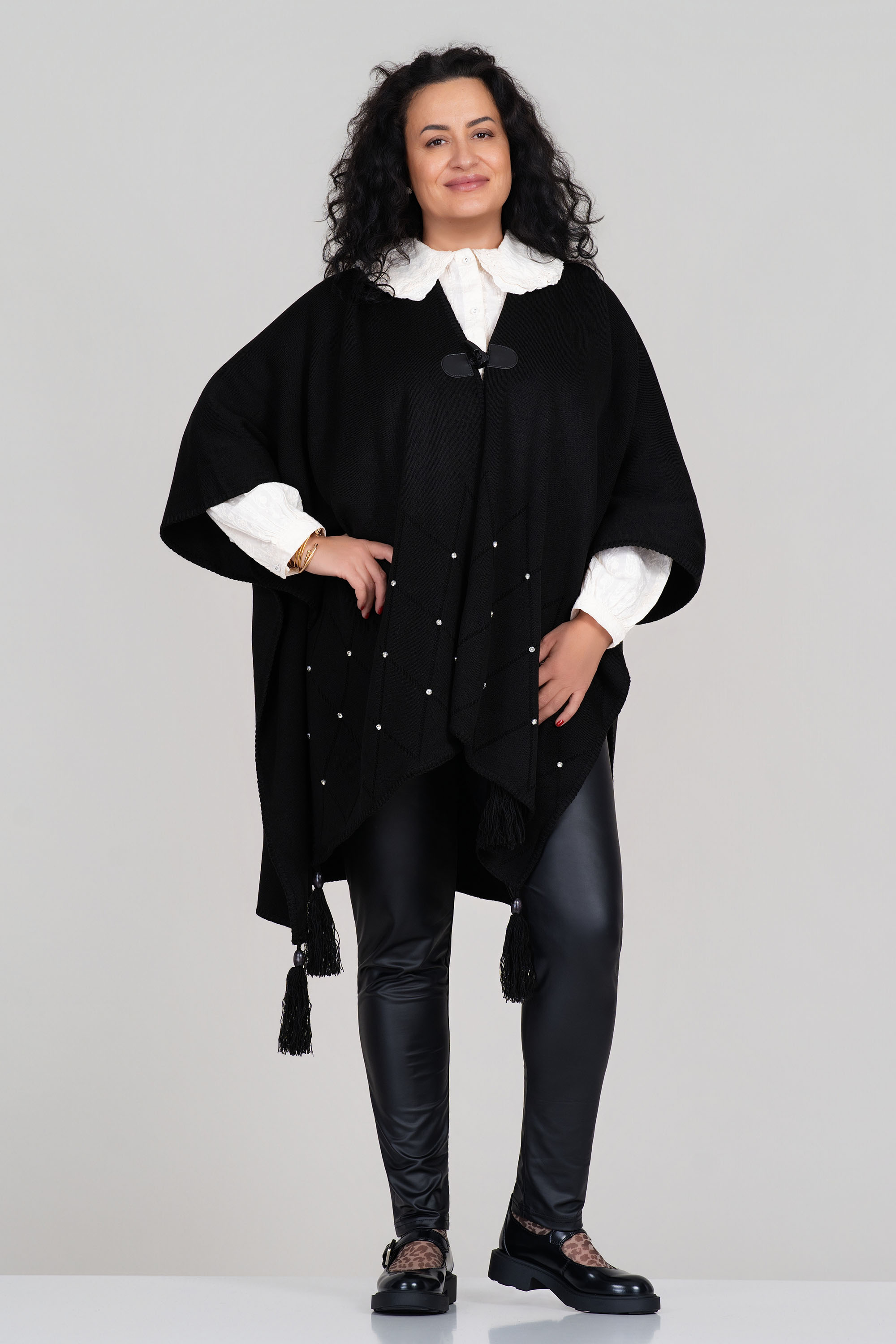 МАКСИ жилетка тип пончо в черно с декоративни камъни и пискюли