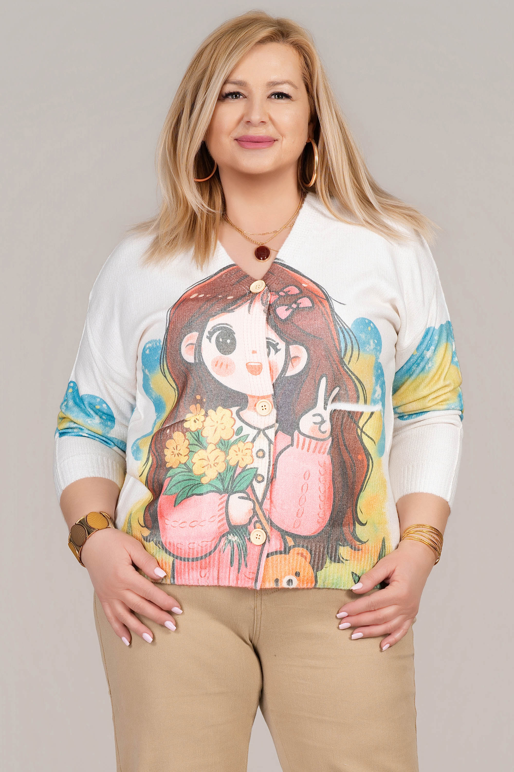 МАКСИ жилетка в бяло от фино плетиво с принт момиче с жълти цветя