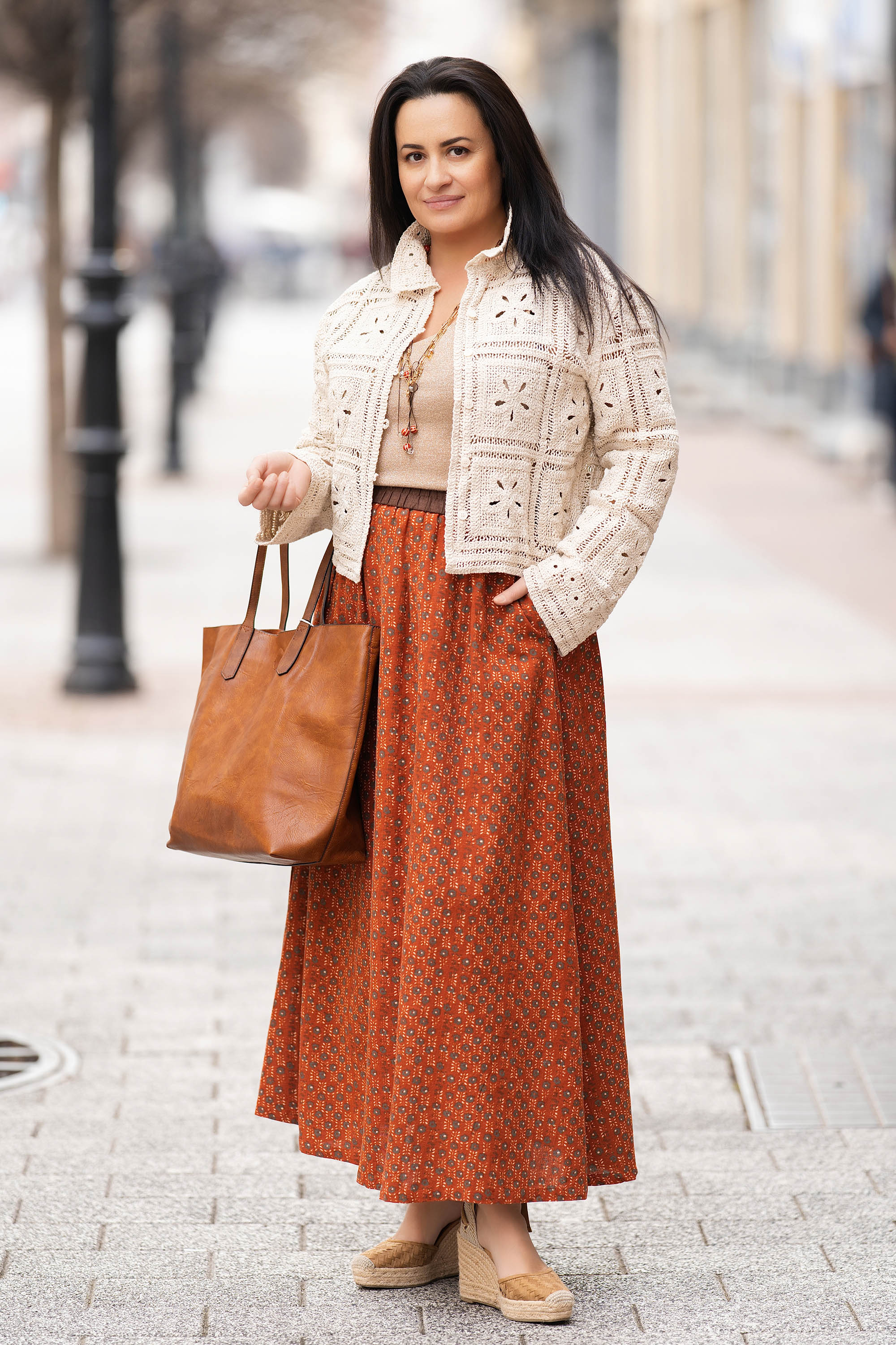 МАКСИ жилетка в светлобежово с плетени мотиви и яка