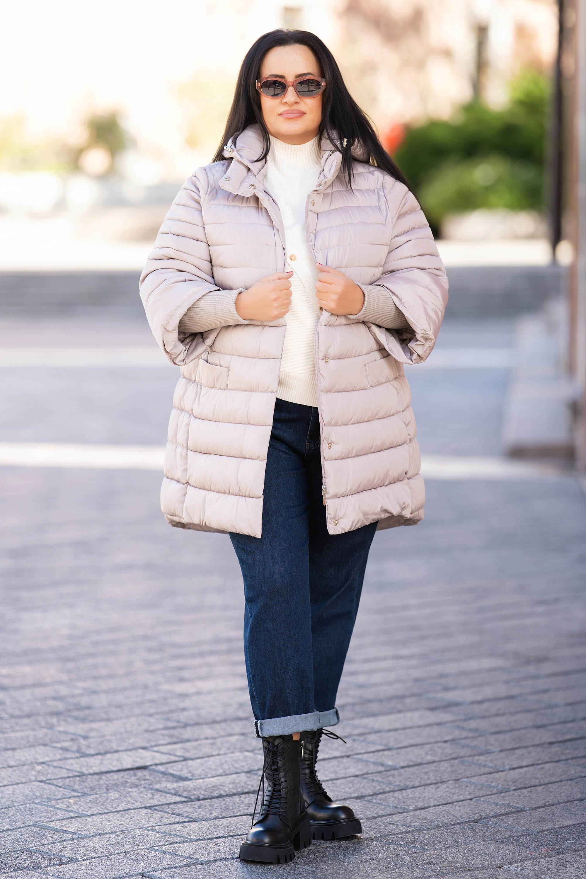 МАКСИ капитонирано яке в цвят визон с дълъг плетен ръкав в края