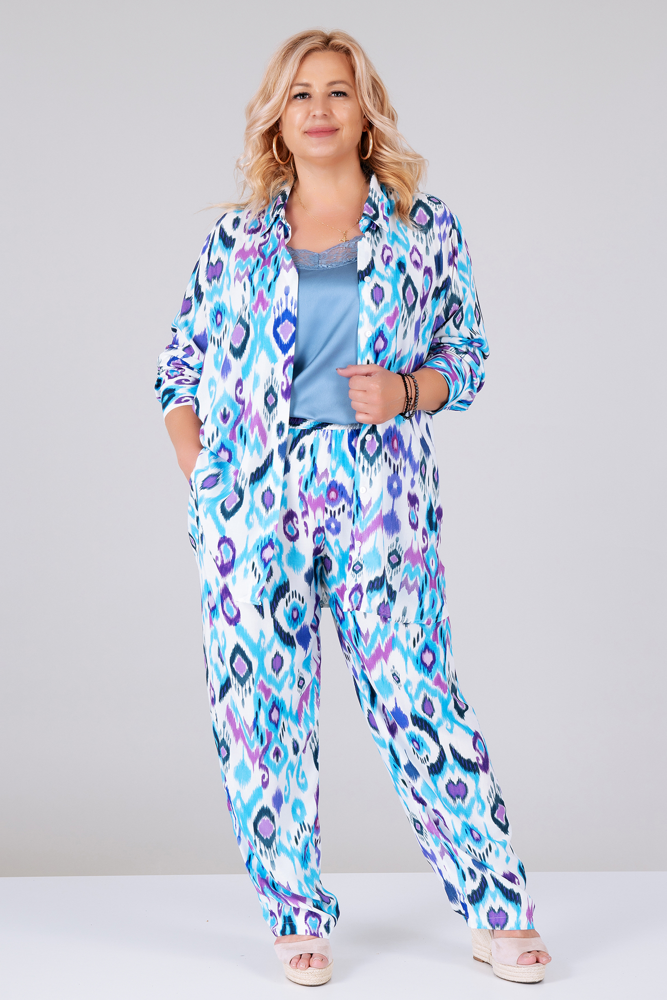 МАКСИ комплект от панталон и риза в бяло с принт в синьо и лилаво