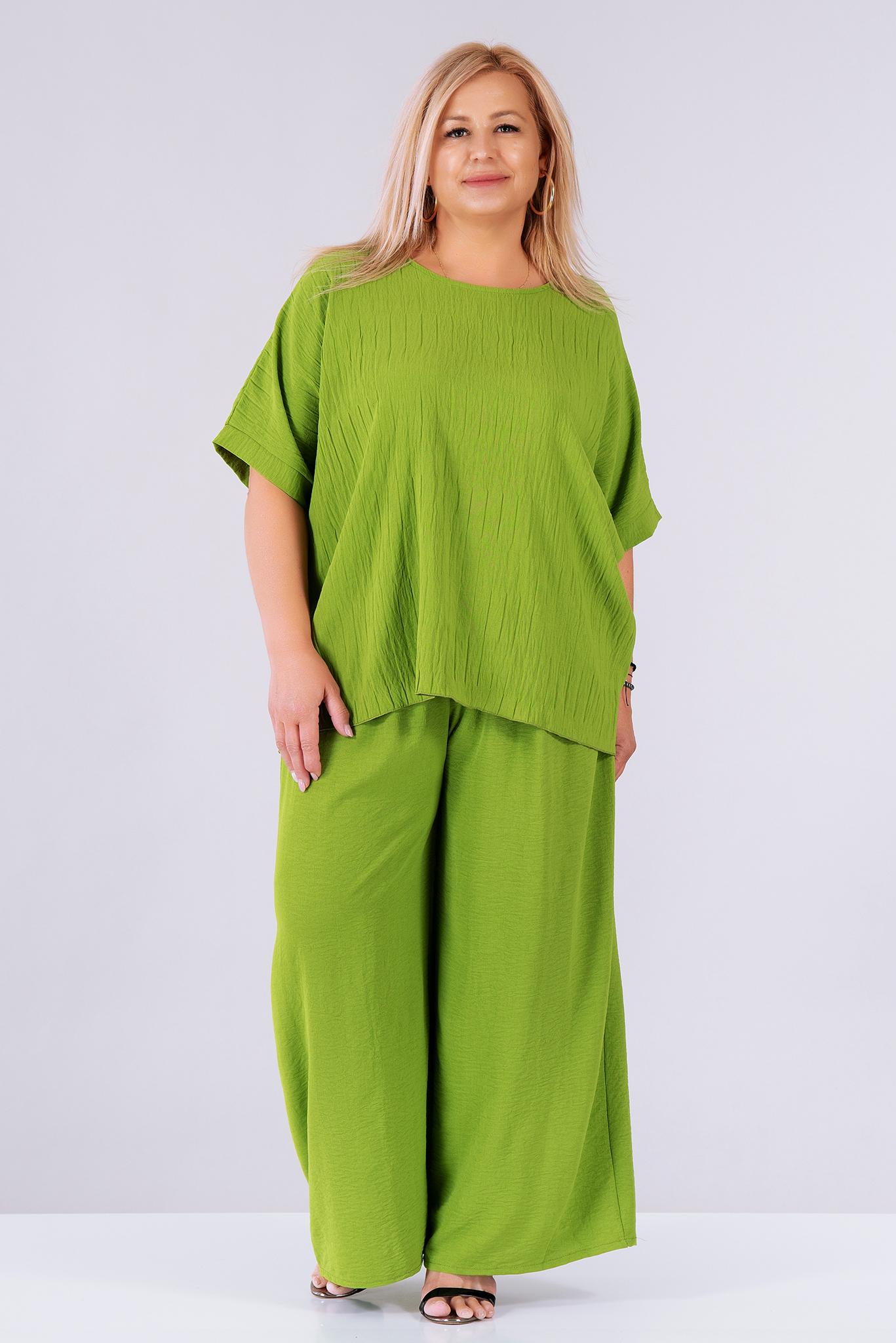 МАКСИ комплект с панталон и блуза в зелено от релефна материя