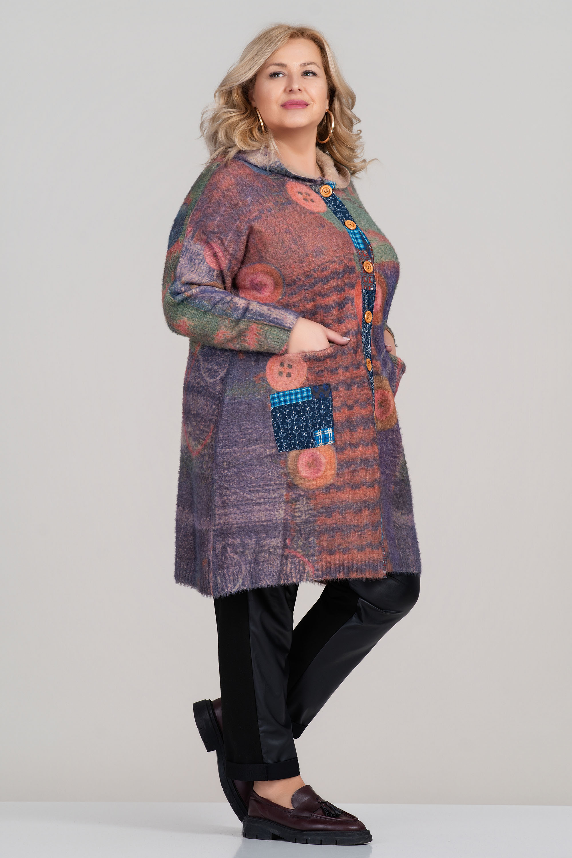 МАКСИ палто с качулка и пъстър десен в зелено и лилаво