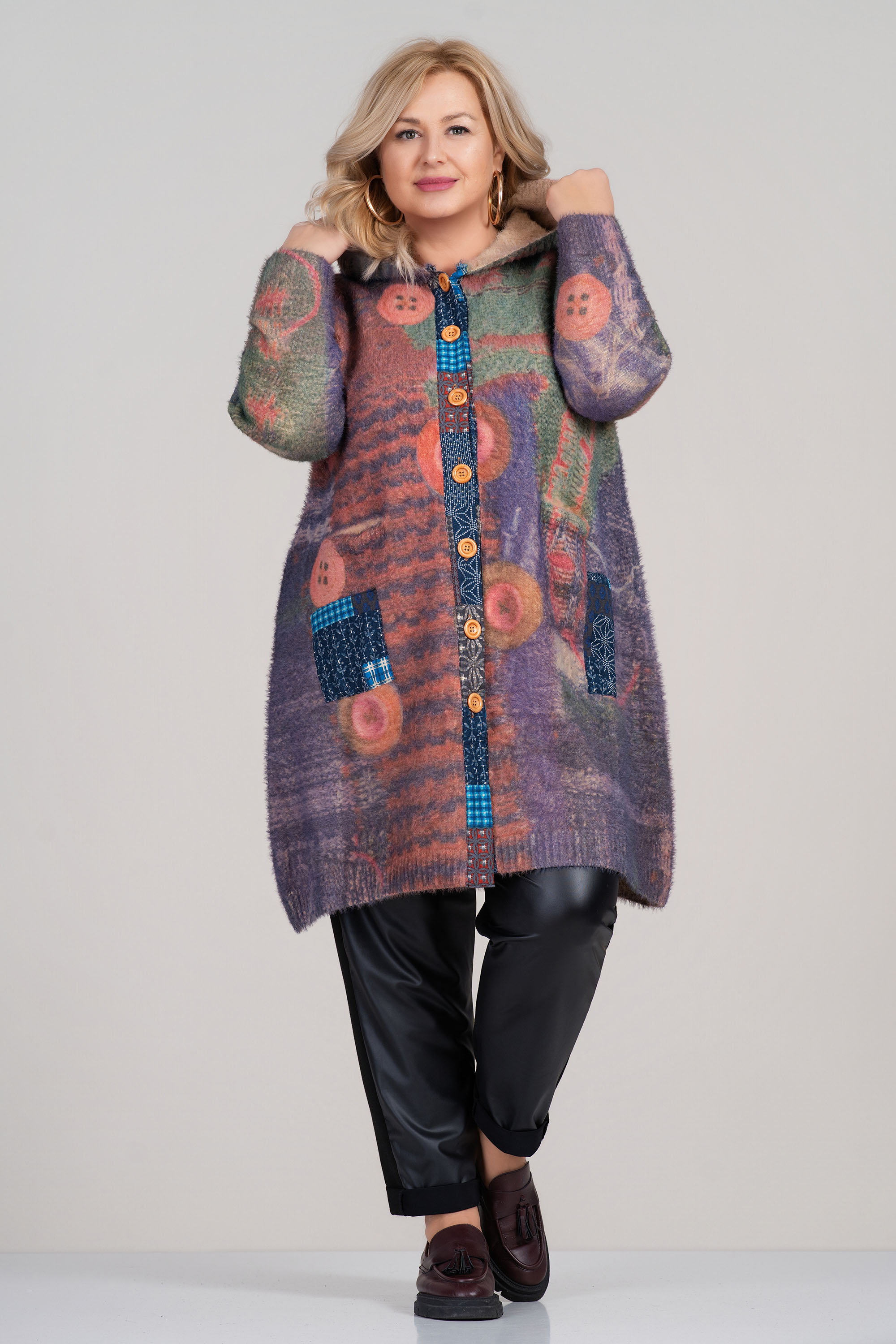 МАКСИ палто с качулка и пъстър десен в зелено и лилаво