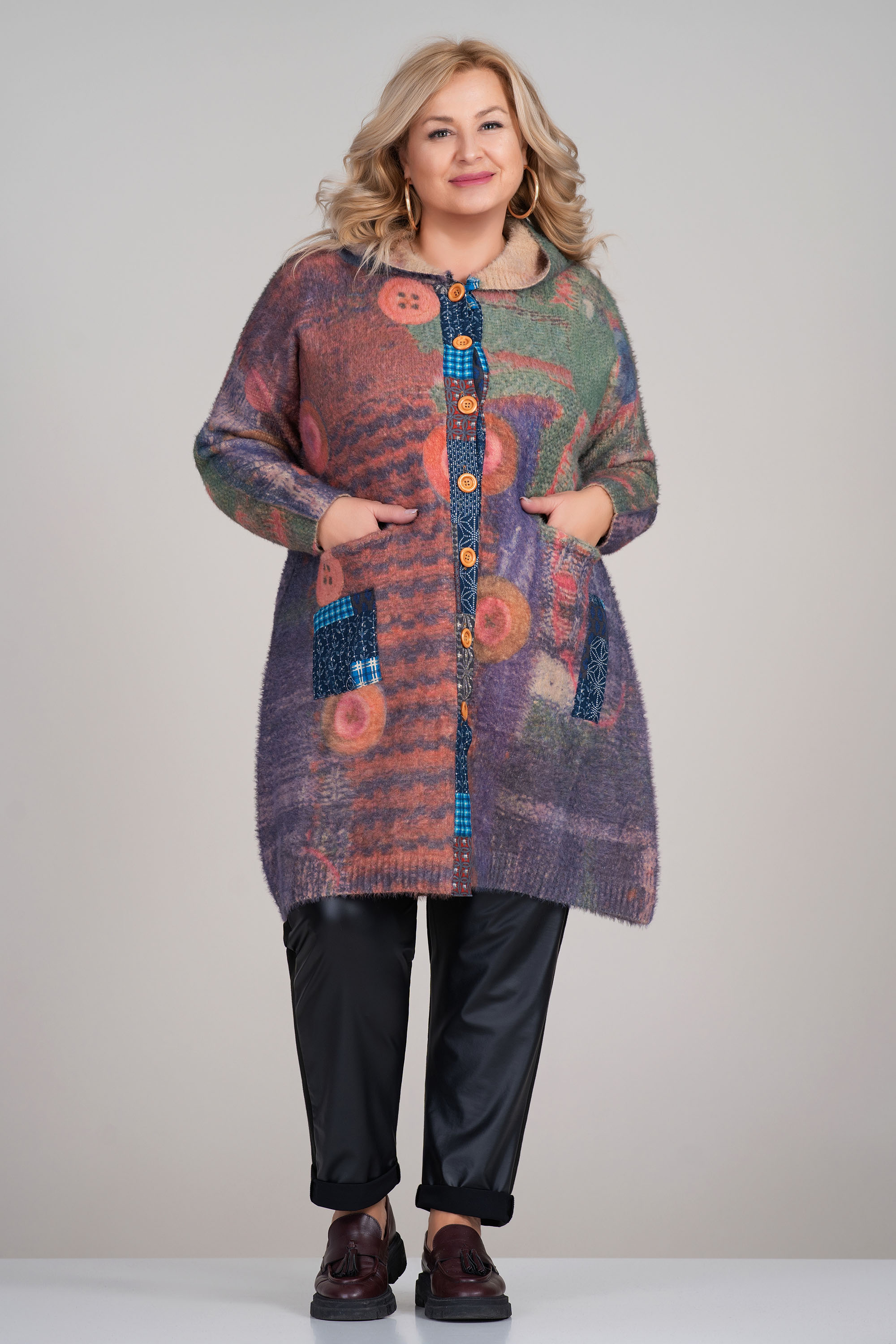 МАКСИ палто с качулка и пъстър десен в зелено и лилаво