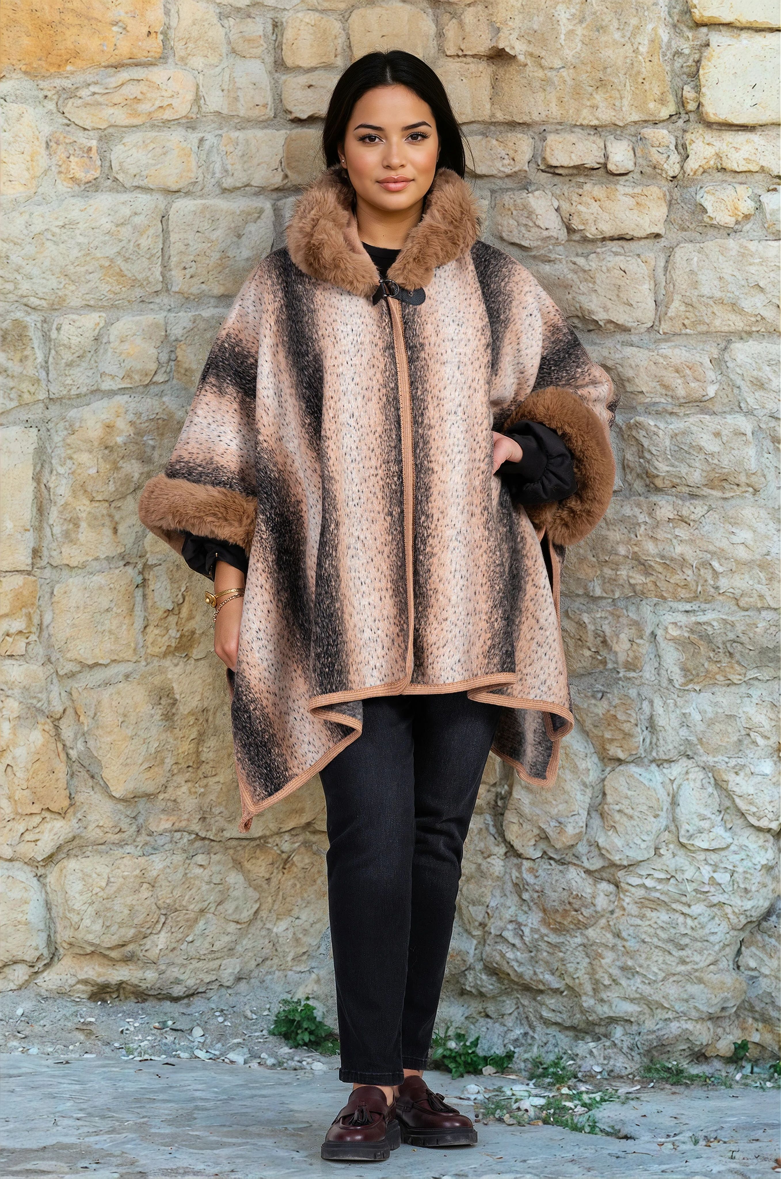 Макси палто тип пончо с бежово с черен принт и пухена яка