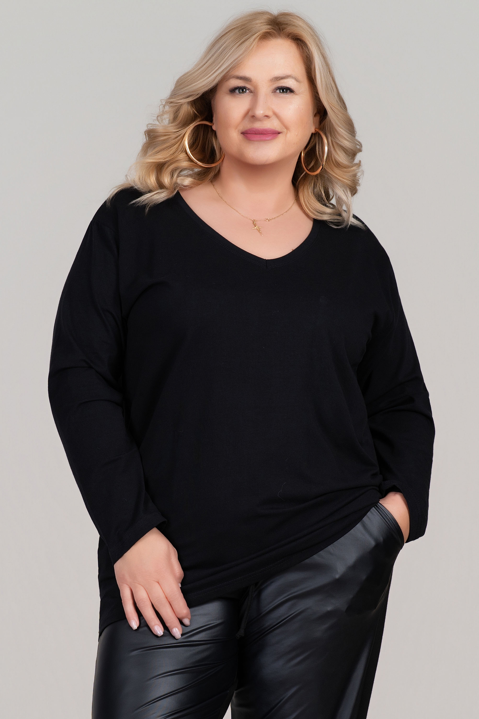 МАКСИ памучна блуза в черно с остро деколте