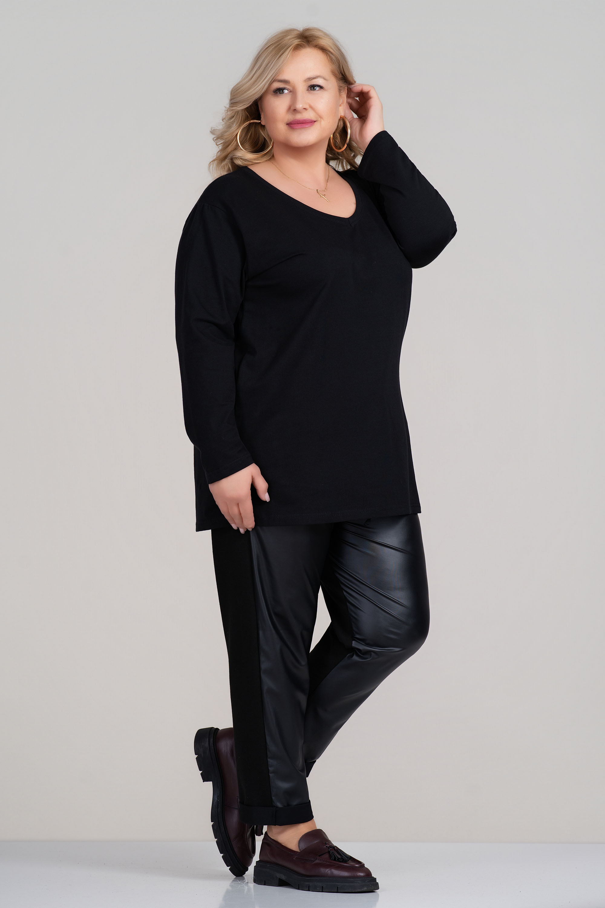 МАКСИ памучна блуза в черно с остро деколте