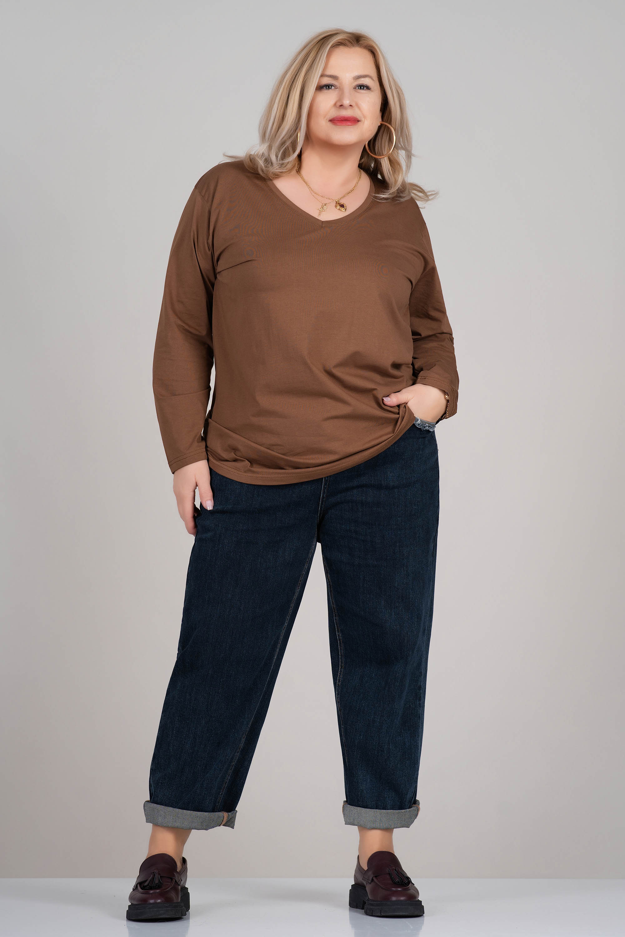 МАКСИ памучна блуза в кафяво с остро деколте