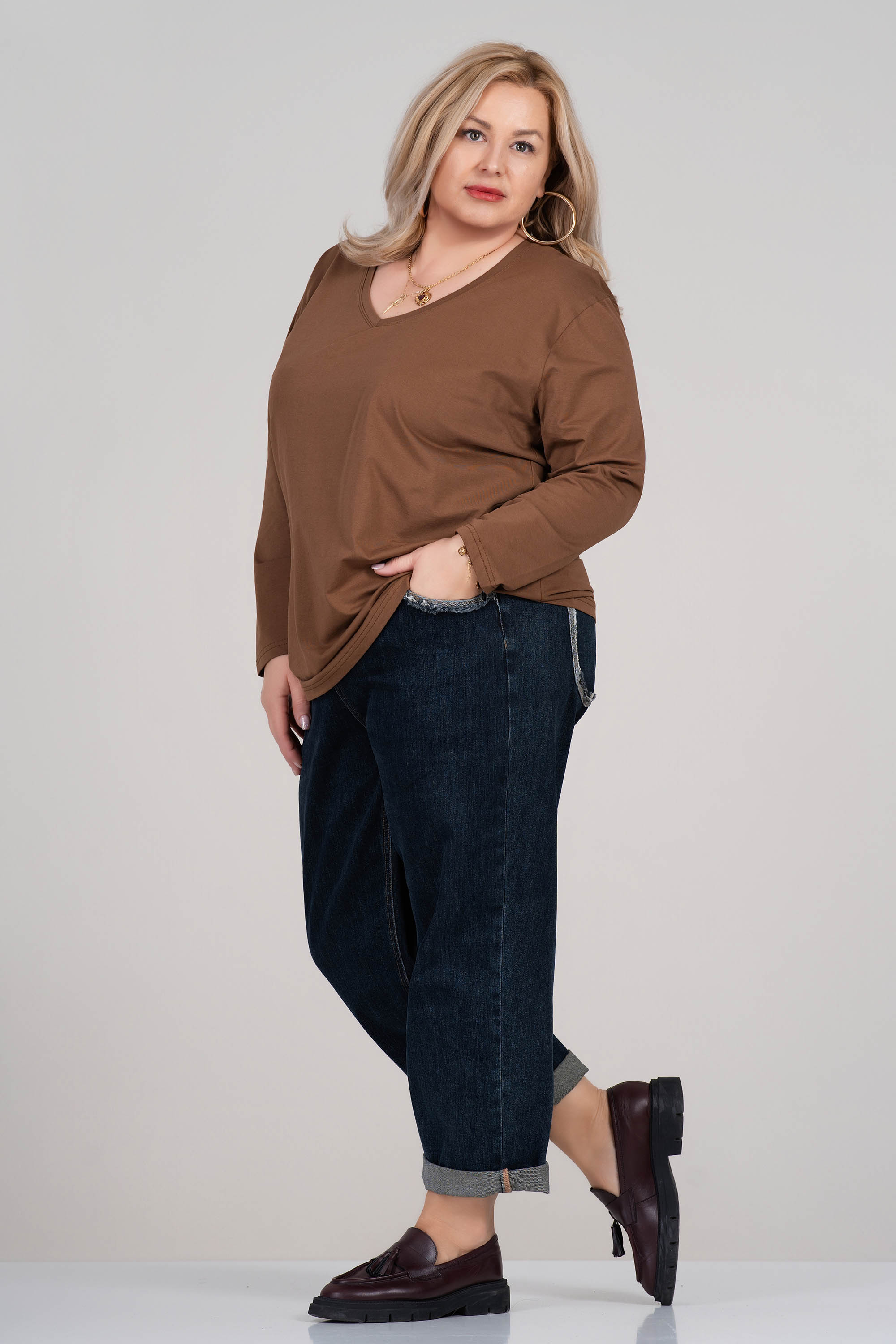 МАКСИ памучна блуза в кафяво с остро деколте