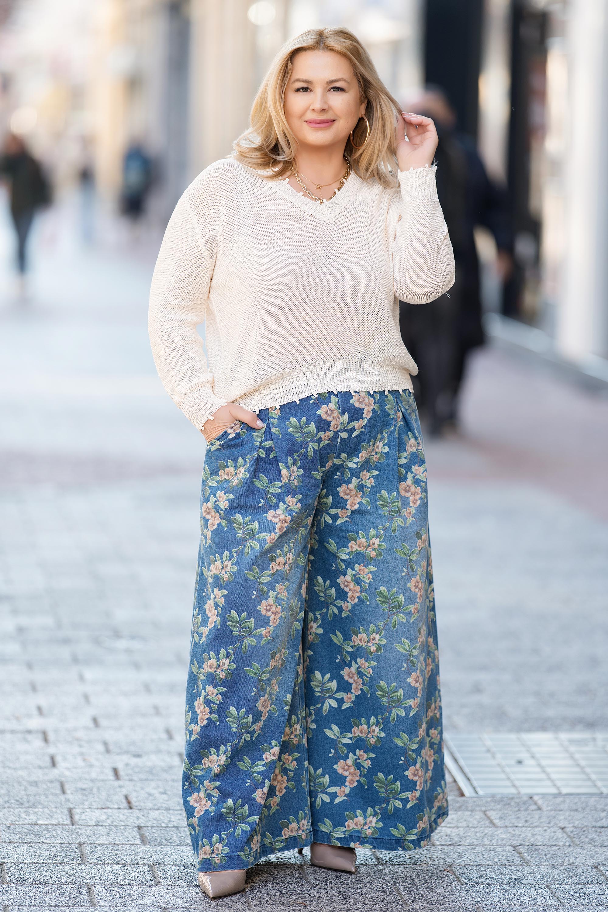 МАКСИ памучни дънки в синьо с флорален принт и разкроени крачоли