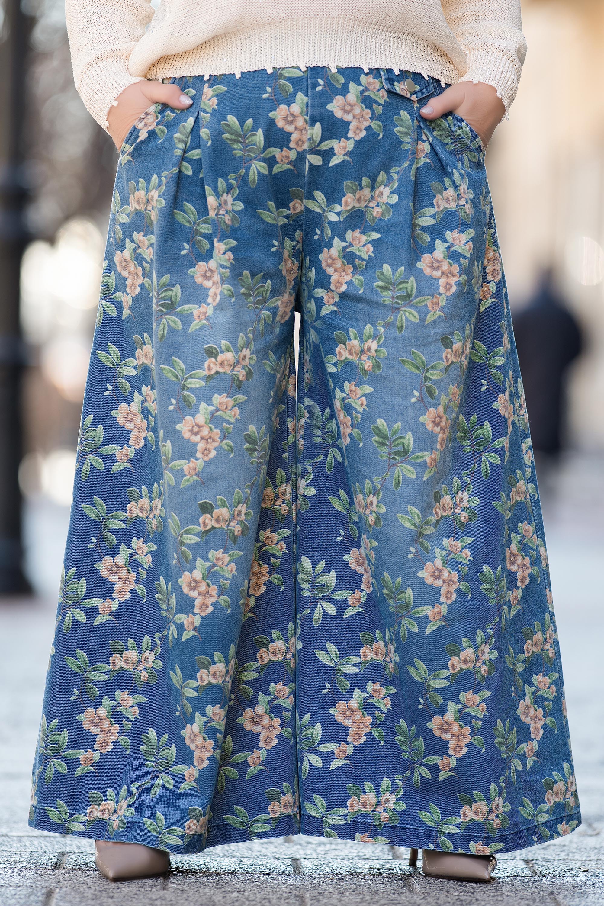 МАКСИ памучни дънки в синьо с флорален принт и разкроени крачоли