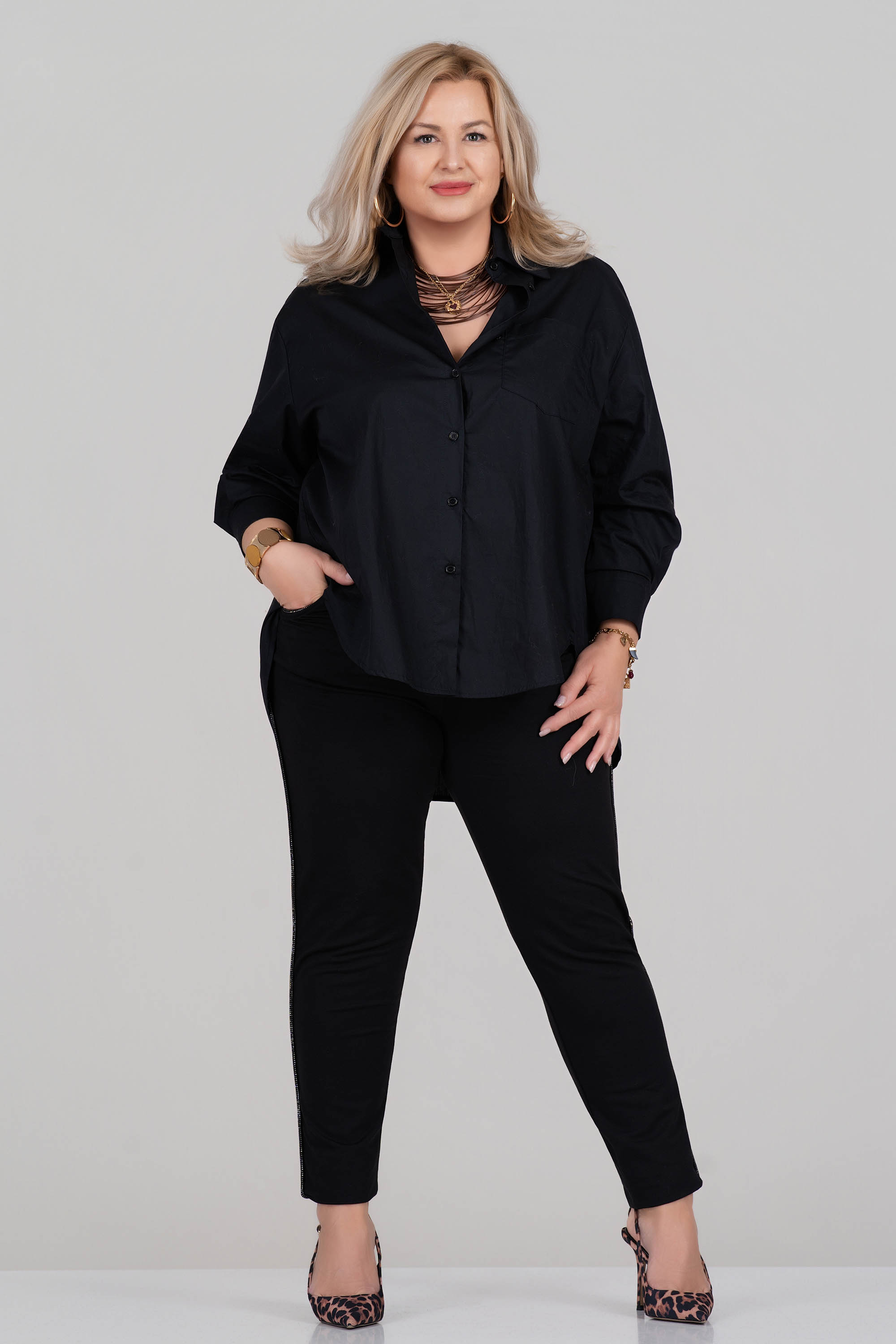 МАКСИ панталон по тялото в черно с лъскав страничен кант