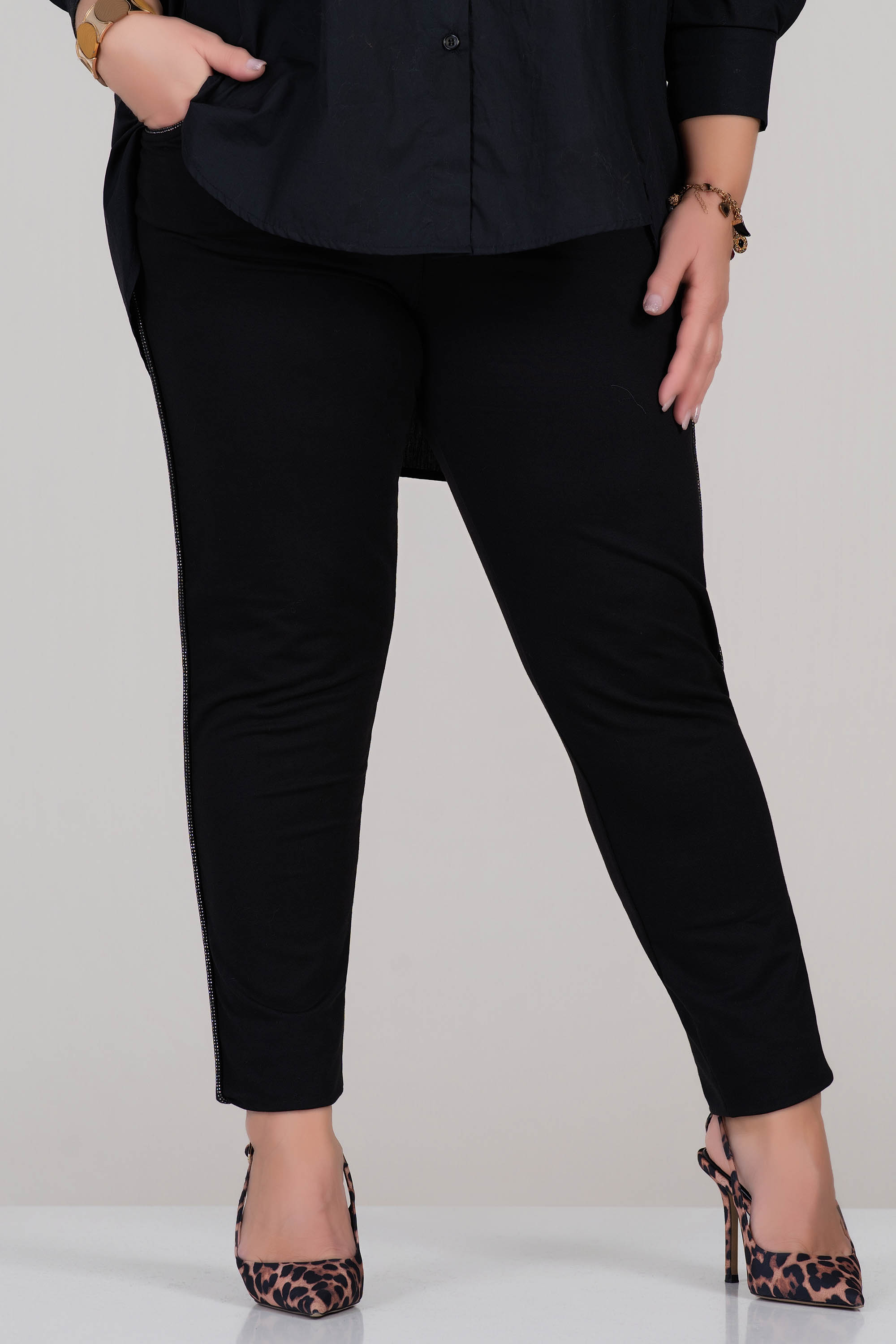 МАКСИ панталон по тялото в черно с лъскав страничен кант