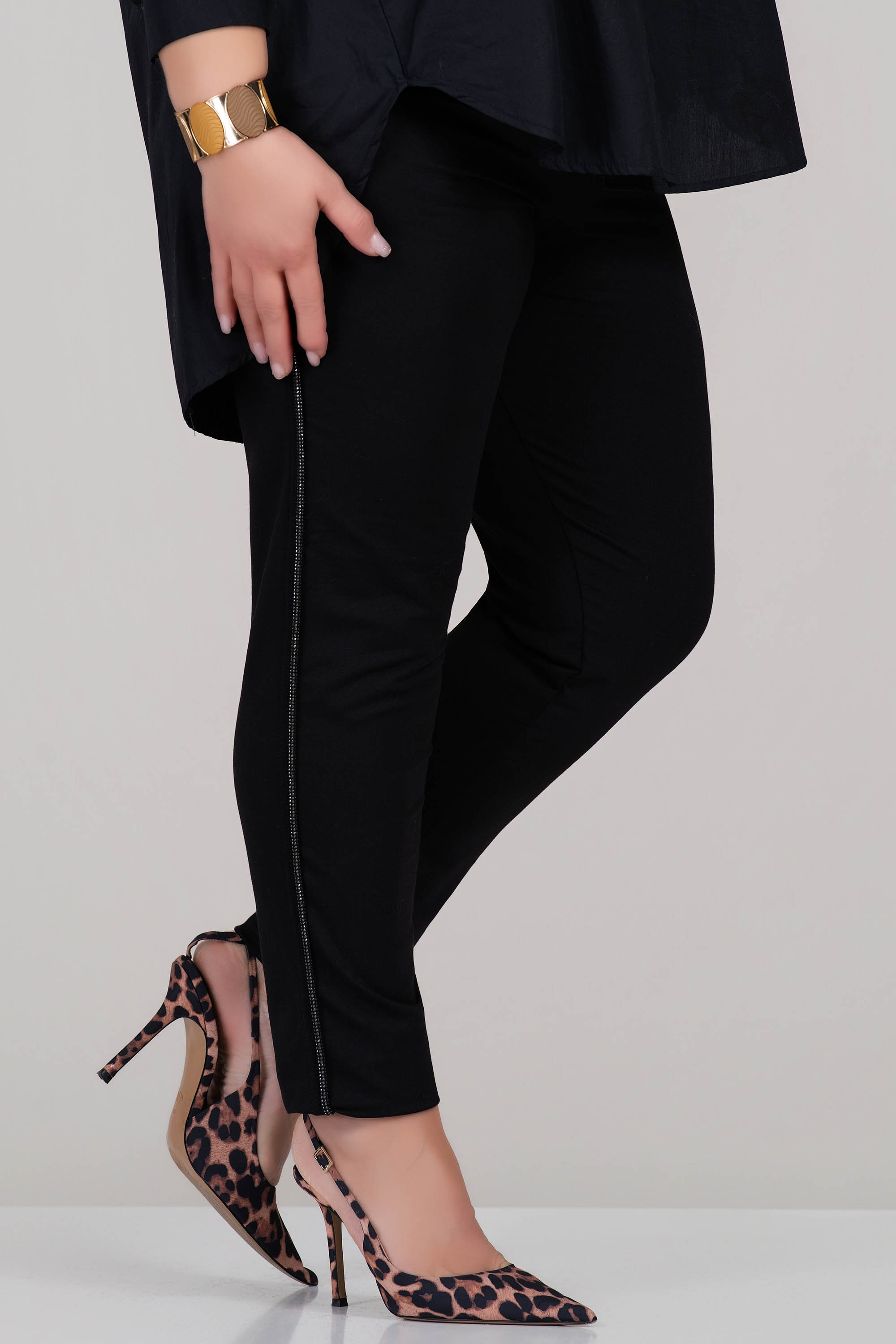 МАКСИ панталон по тялото в черно с лъскав страничен кант