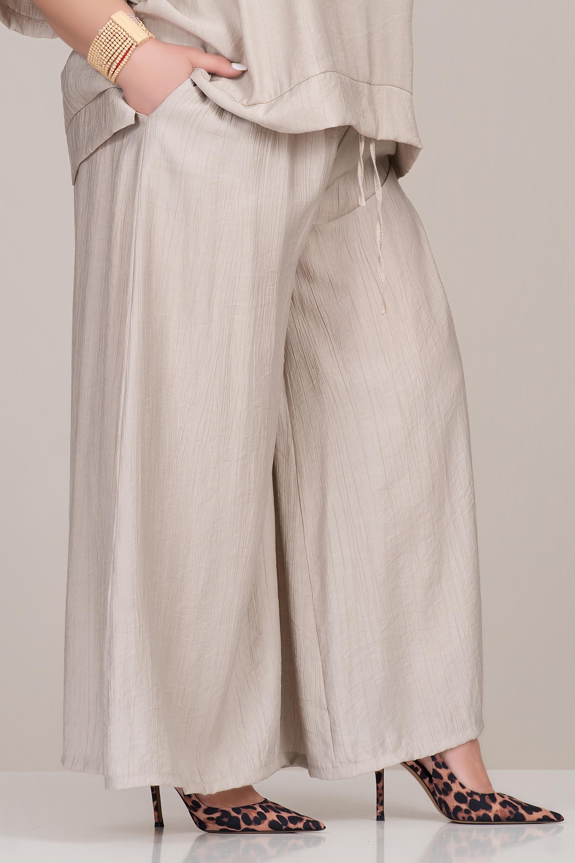 МАКСИ панталон в бежово със свободна кройка и ластик с връзки в талията