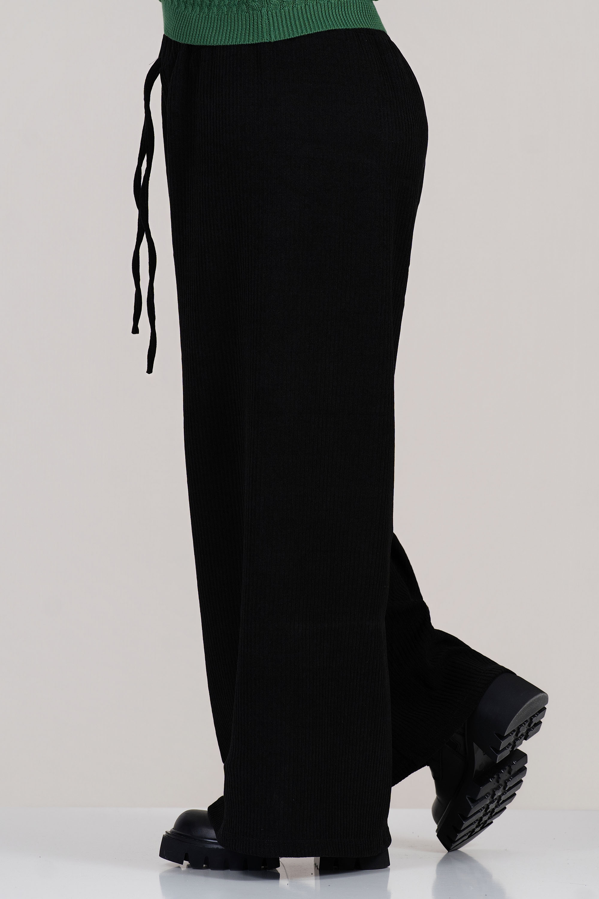 МАКСИ панталон в черно от плътна релефна материя