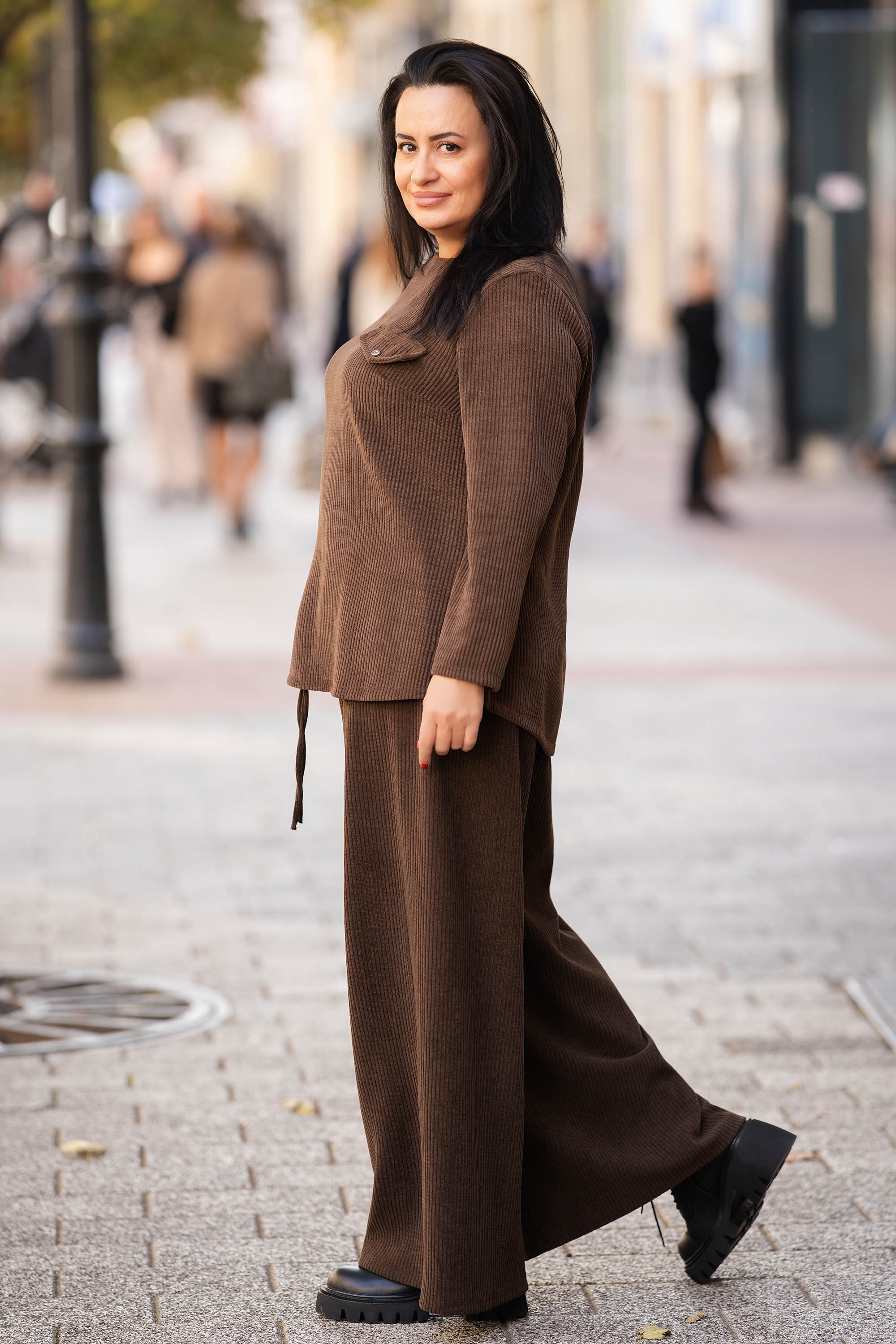 МАКСИ панталон в кафяво от плътна релефна материя