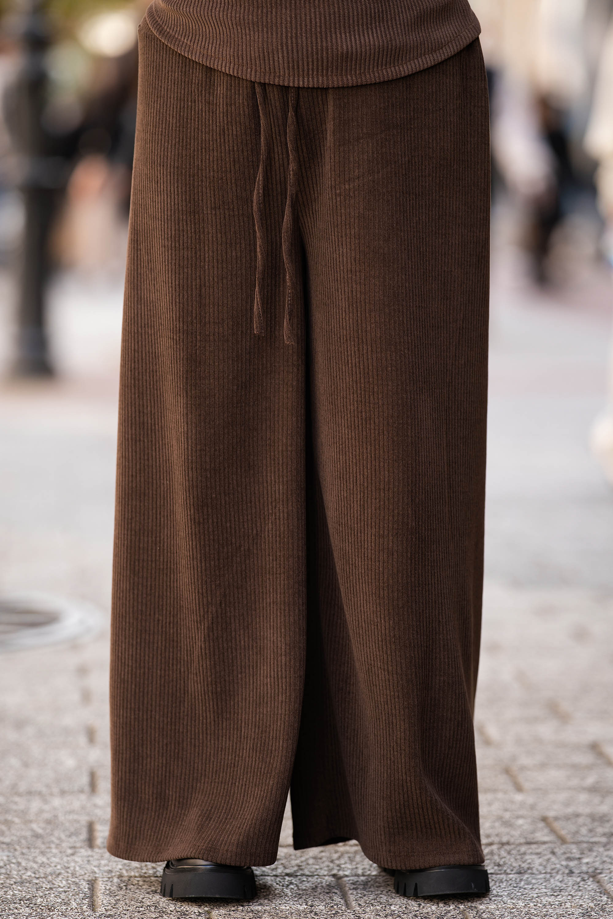 МАКСИ панталон в кафяво от плътна релефна материя