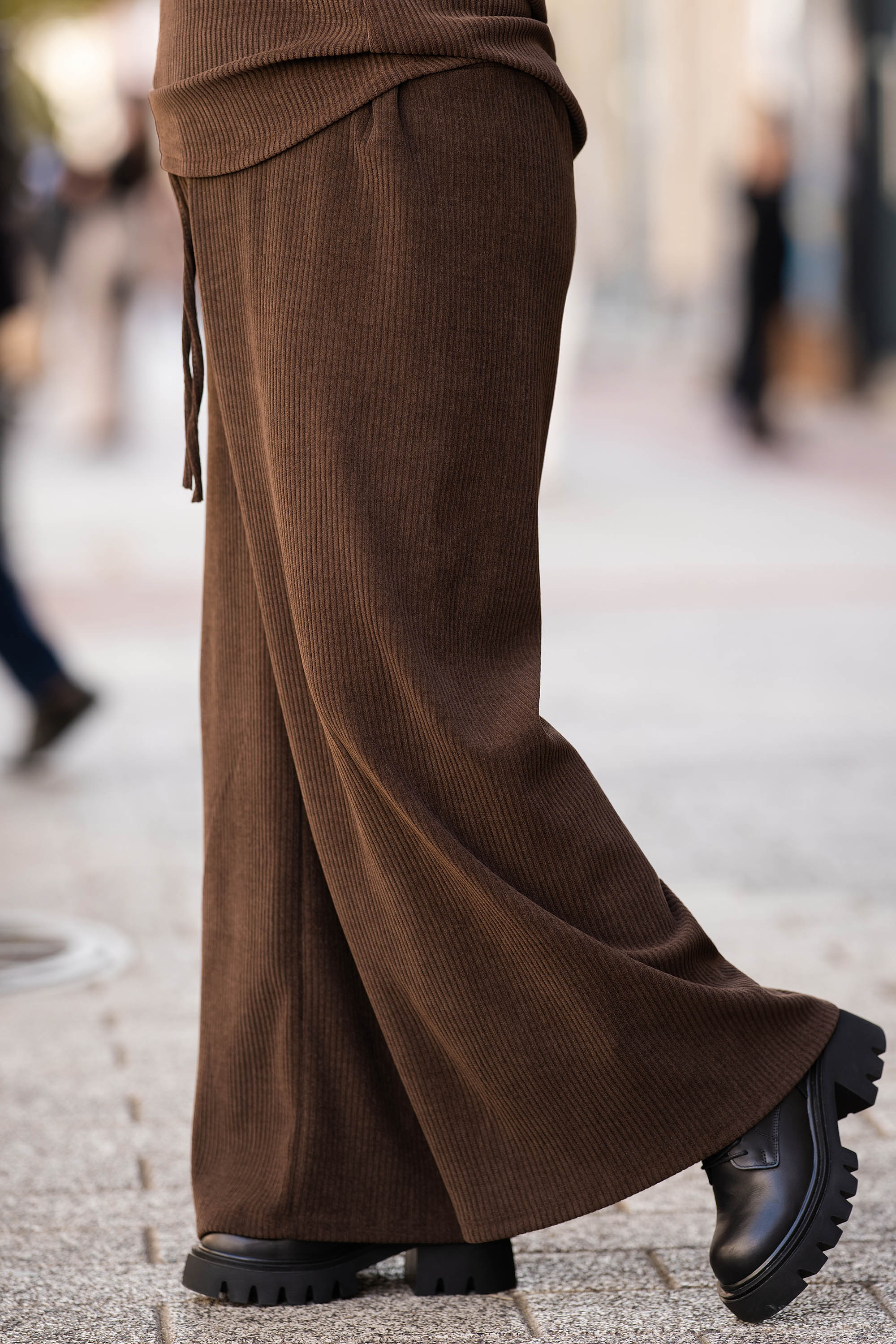 МАКСИ панталон в кафяво от плътна релефна материя