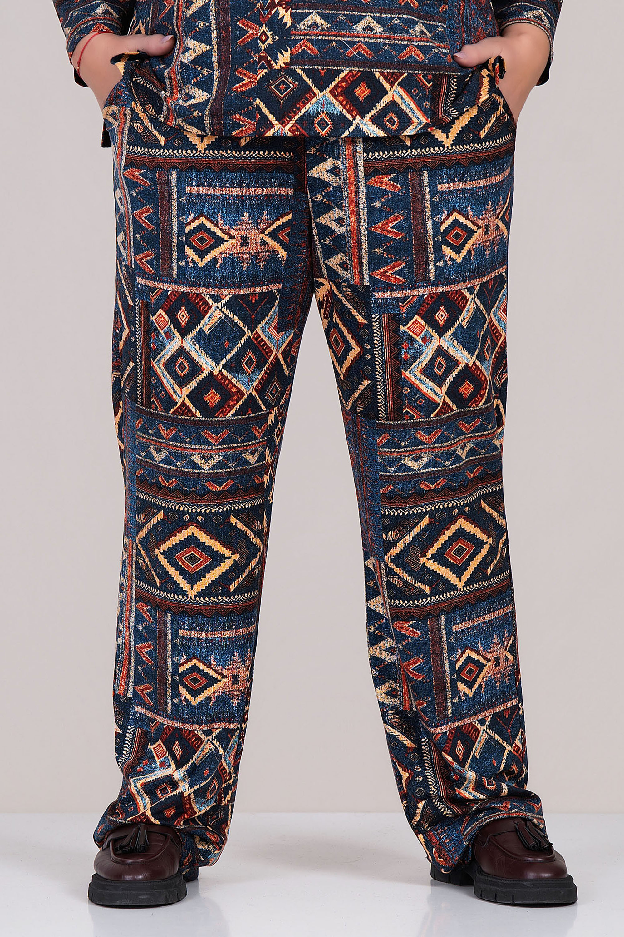 МАКСИ панталон в тъмносиньо с етно принт