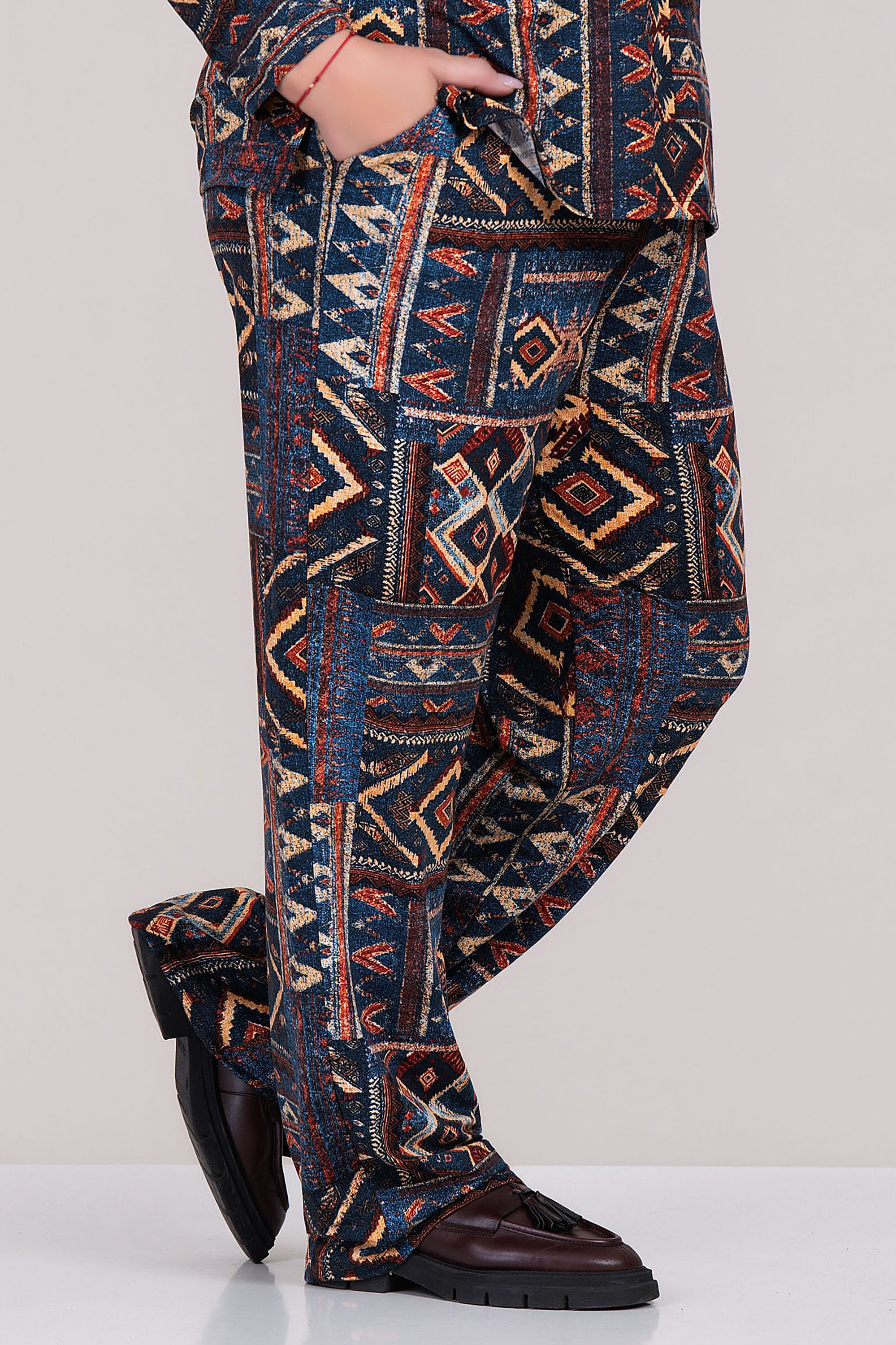 МАКСИ панталон в тъмносиньо с етно принт