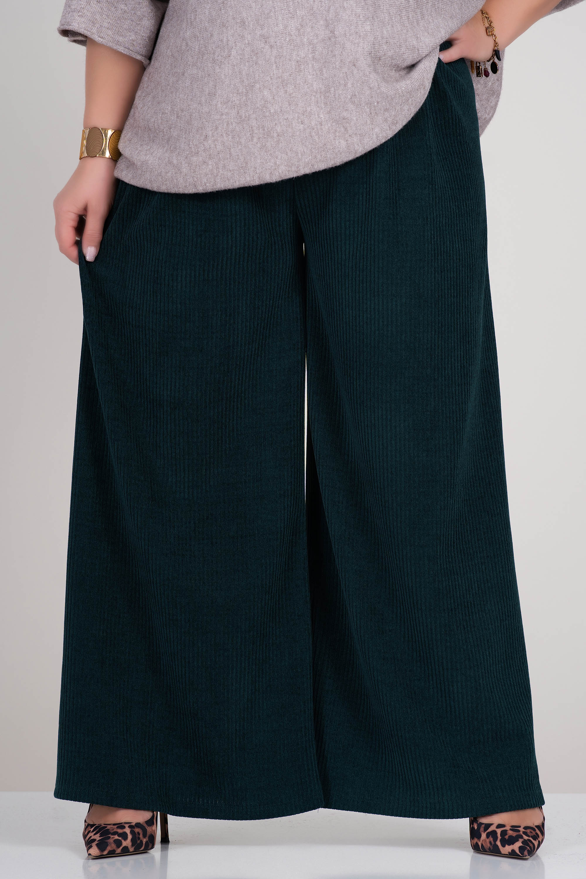 МАКСИ панталон в зелено от плътна релефна материя